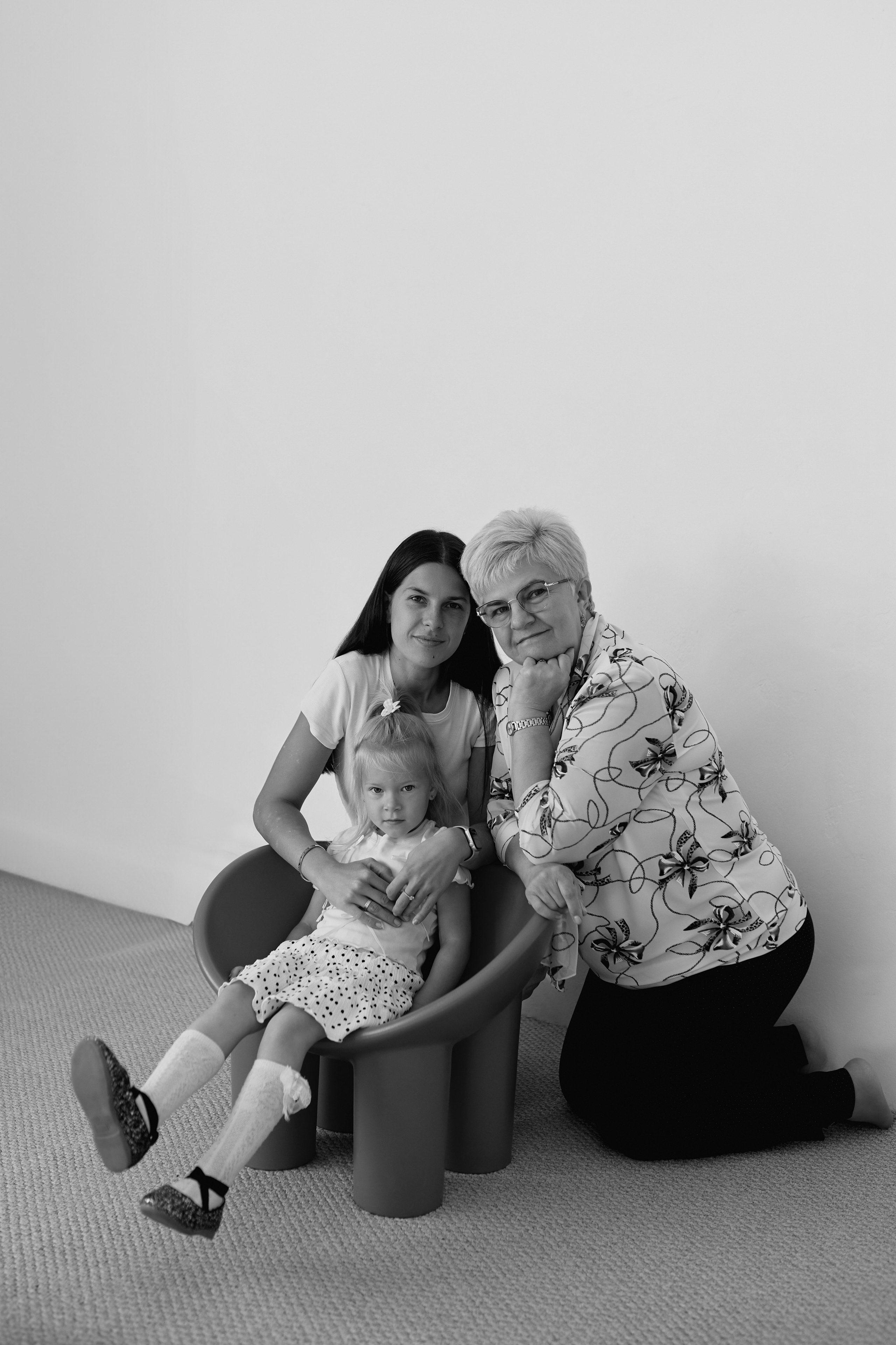 Семейная фотосессия в фотостудии. Сестры Карабаза. Фотографы и ретушеры в Москве и Санкт-Петербурге