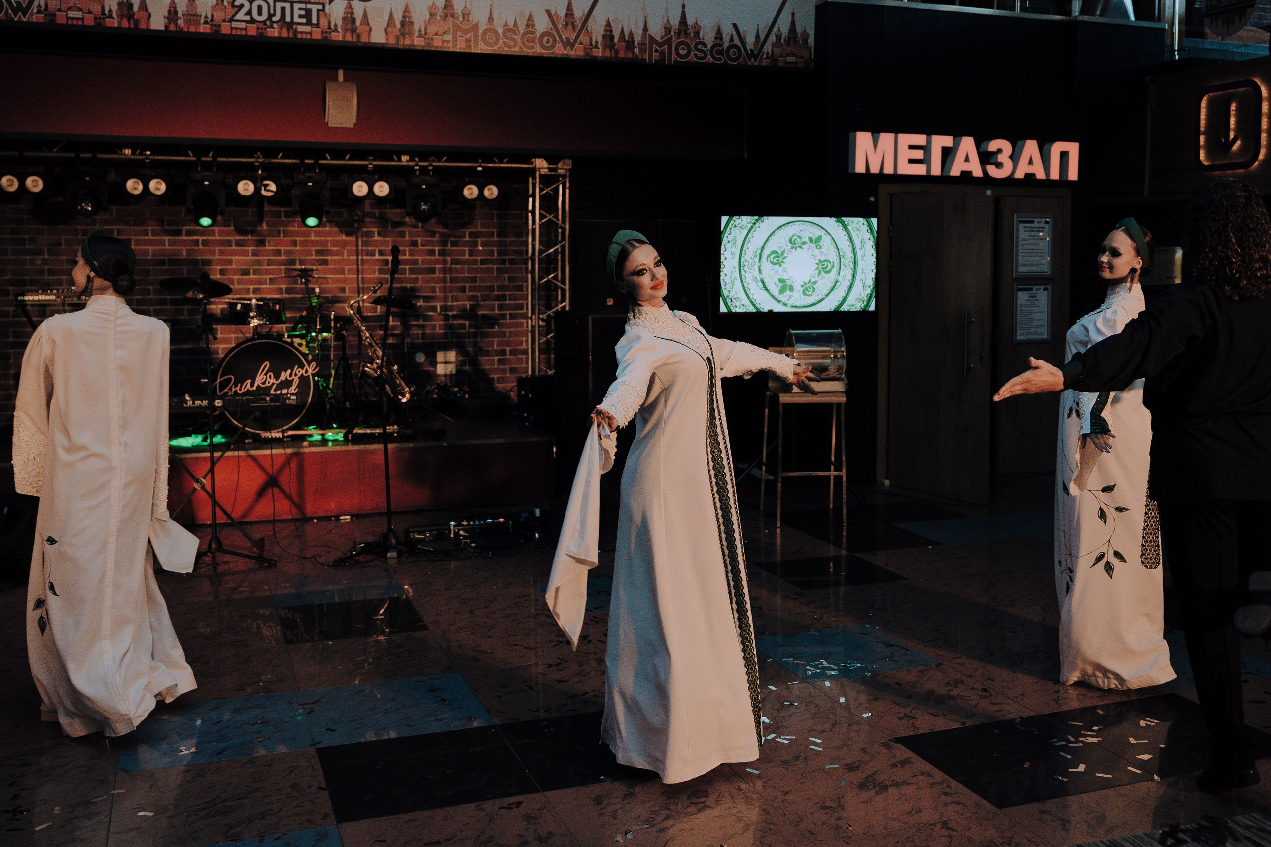 20 ЛЕТ МЕГАПОЛИС ЧЕЛЯБИНСК ХЕДЛАЙНЕР ЕЛКА. Репортажный фотограф Зуев Роман г. Челябинск