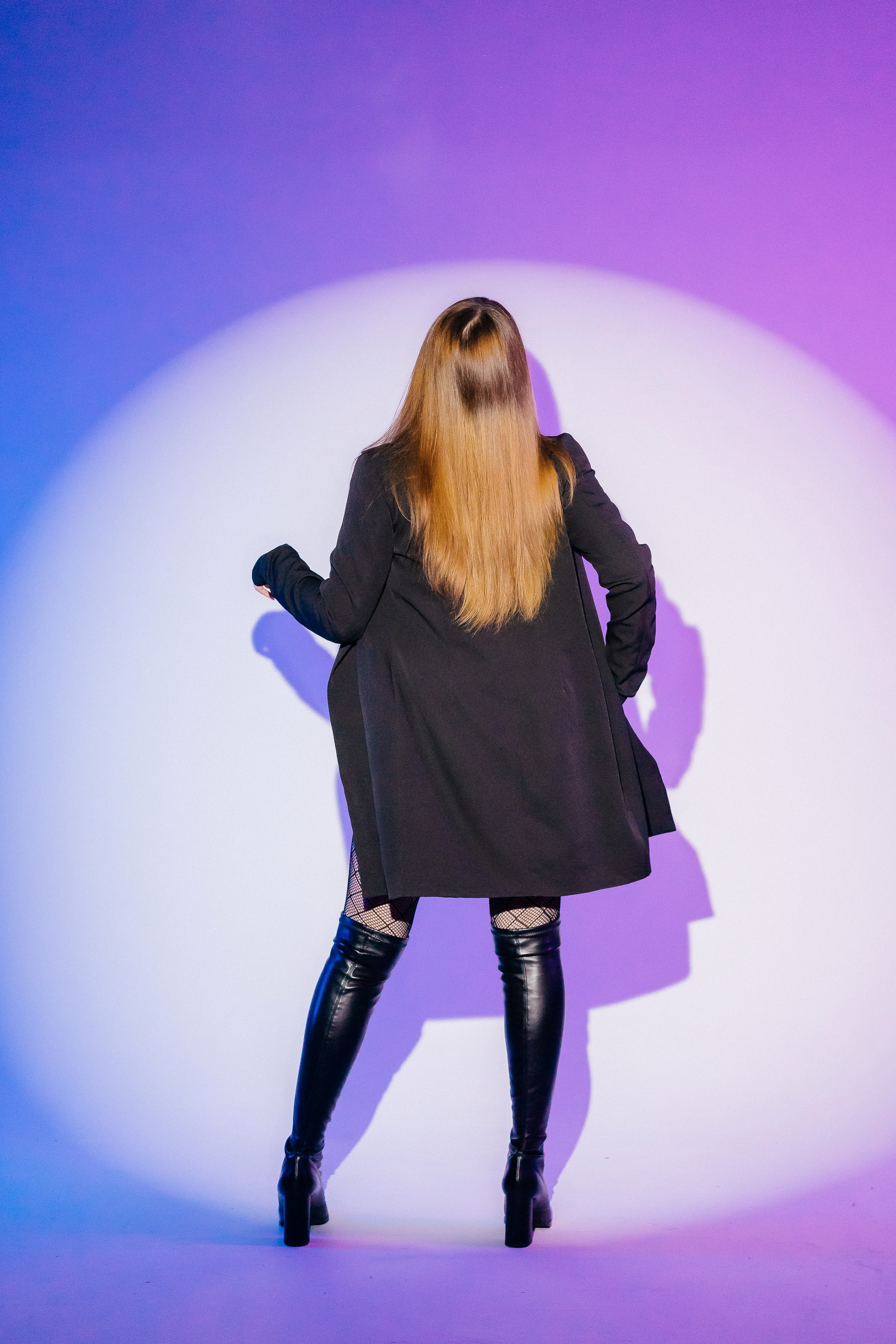 Фотосессия в неоновом свете в фотостудии. Фотограф и видеограф Смоленск | Студия Цезарь