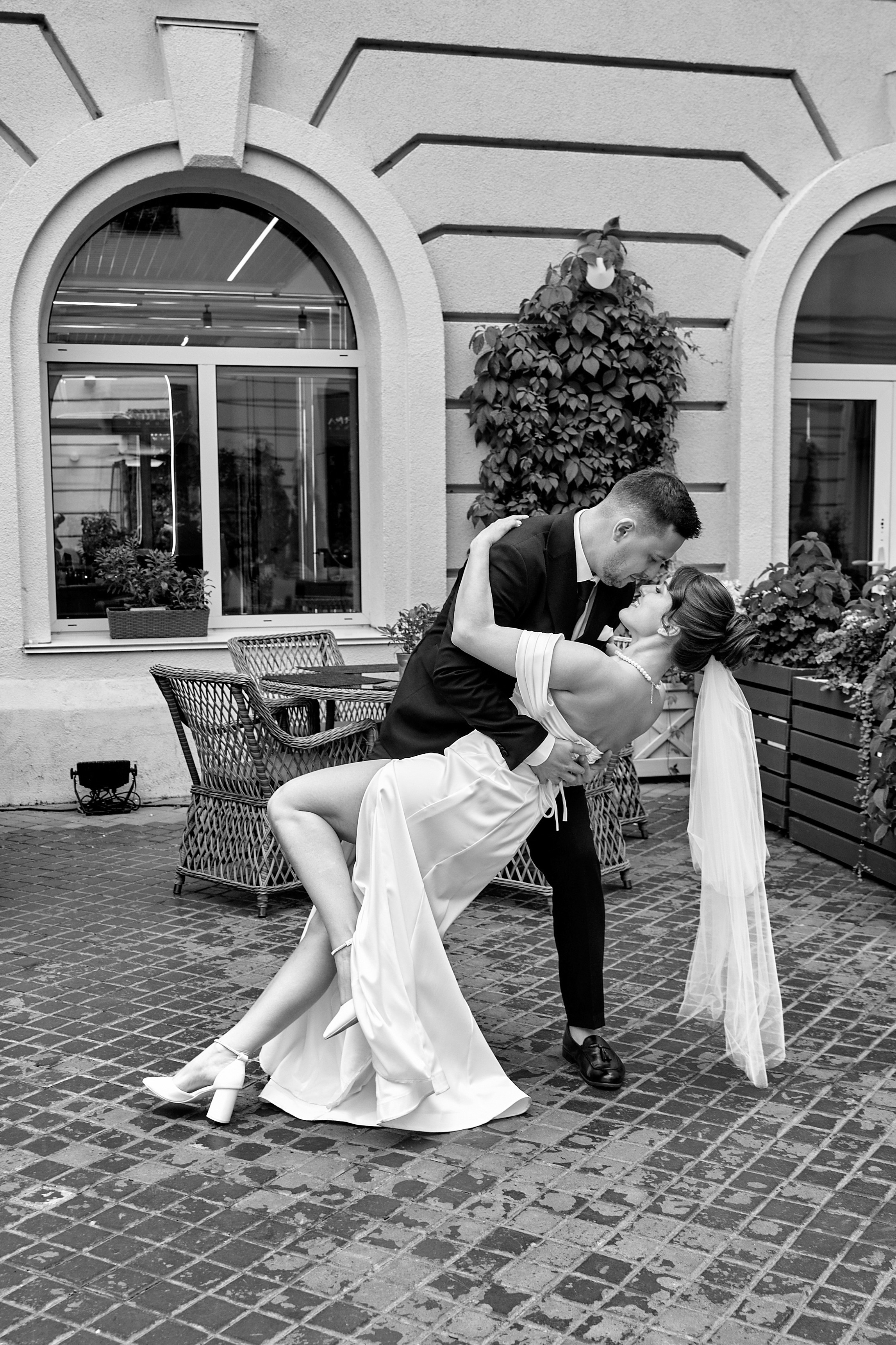 Страстный танец молодоженов Тальгата и Наили: жених наклоняет невесту в красивом киношном кадре. Фотосессия от лучшего фотографа Ульяновска и Казани Орешиной Елены.