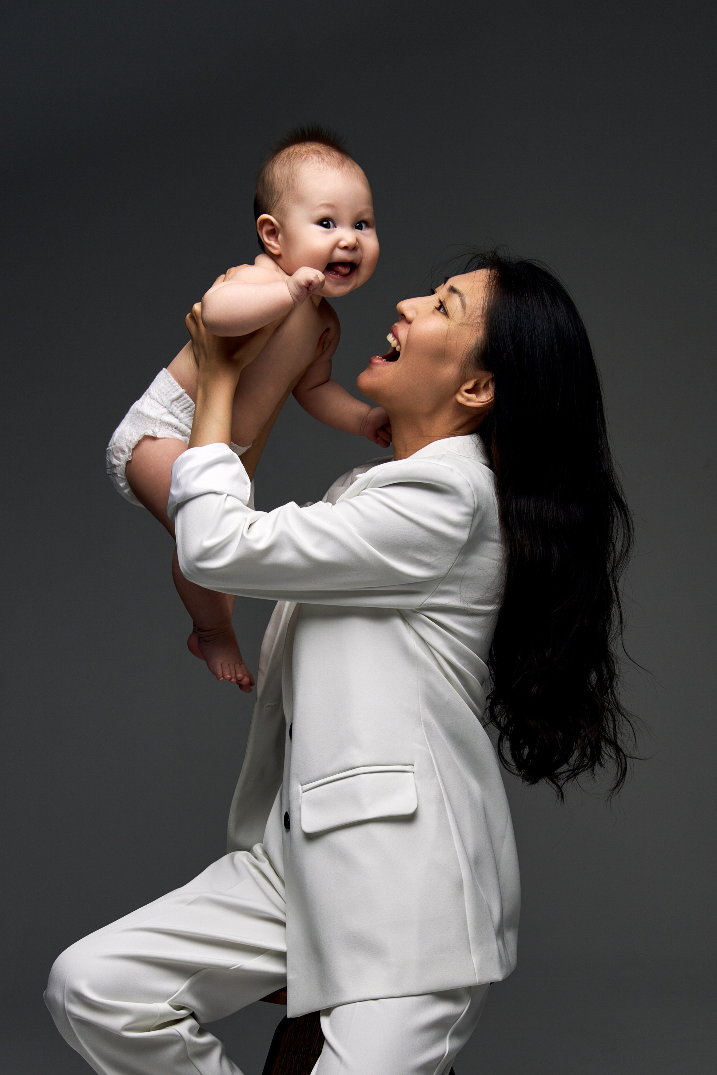 Фотосессия мамы с ребенком, мама в деловом белом костюме