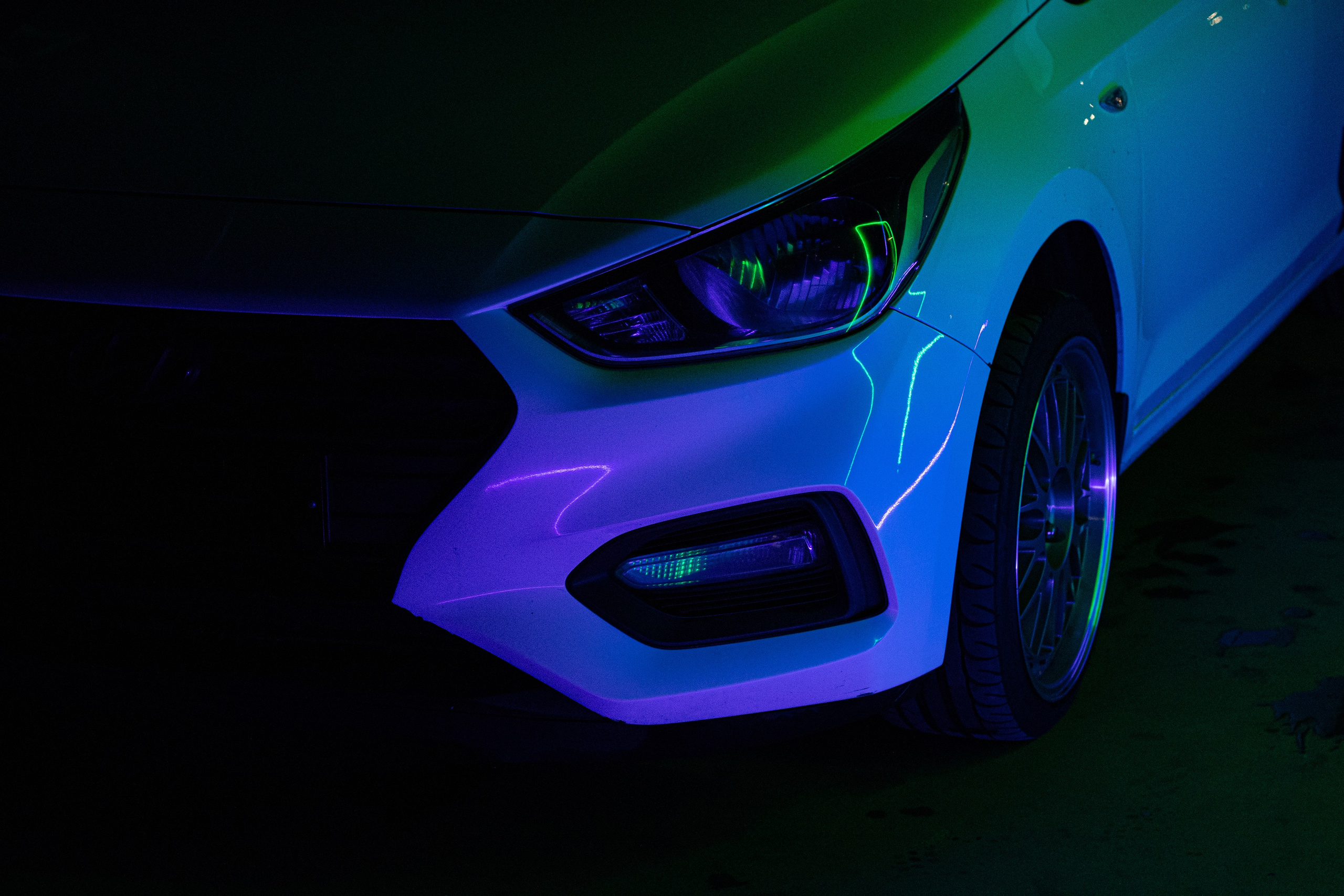 Белые авто в неоне. Ивентный фотограф в Санкт-Петербурге Олег Комков