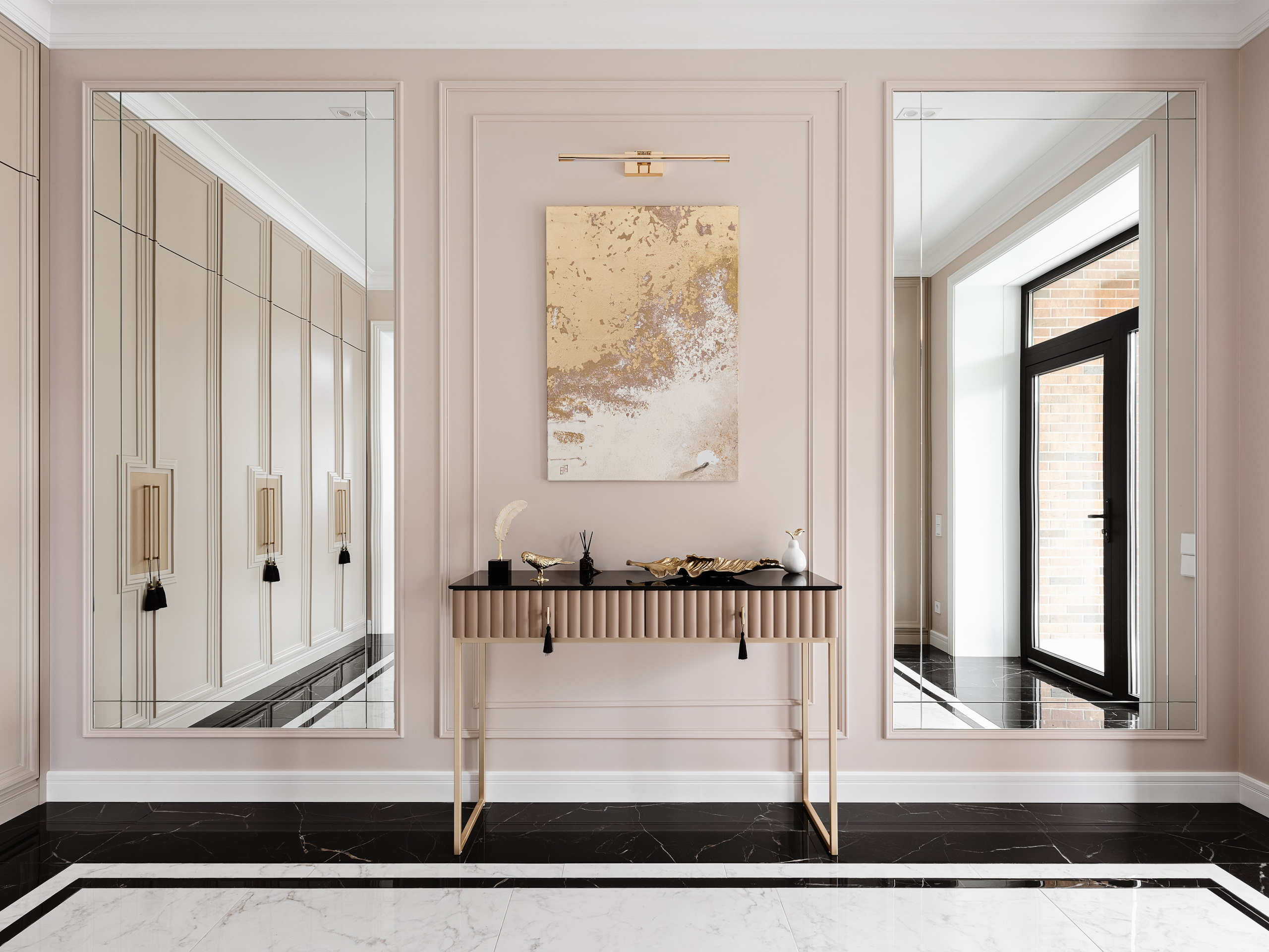 Современная прихожая с симметричными зеркалами, консолью с золотыми деталями и настенной картиной в нюдовой гамме. Уют и изысканность дизайна от Евгении Ермошиной, профессиональная интерьерная фотосъёмка Сергей Денисенко.