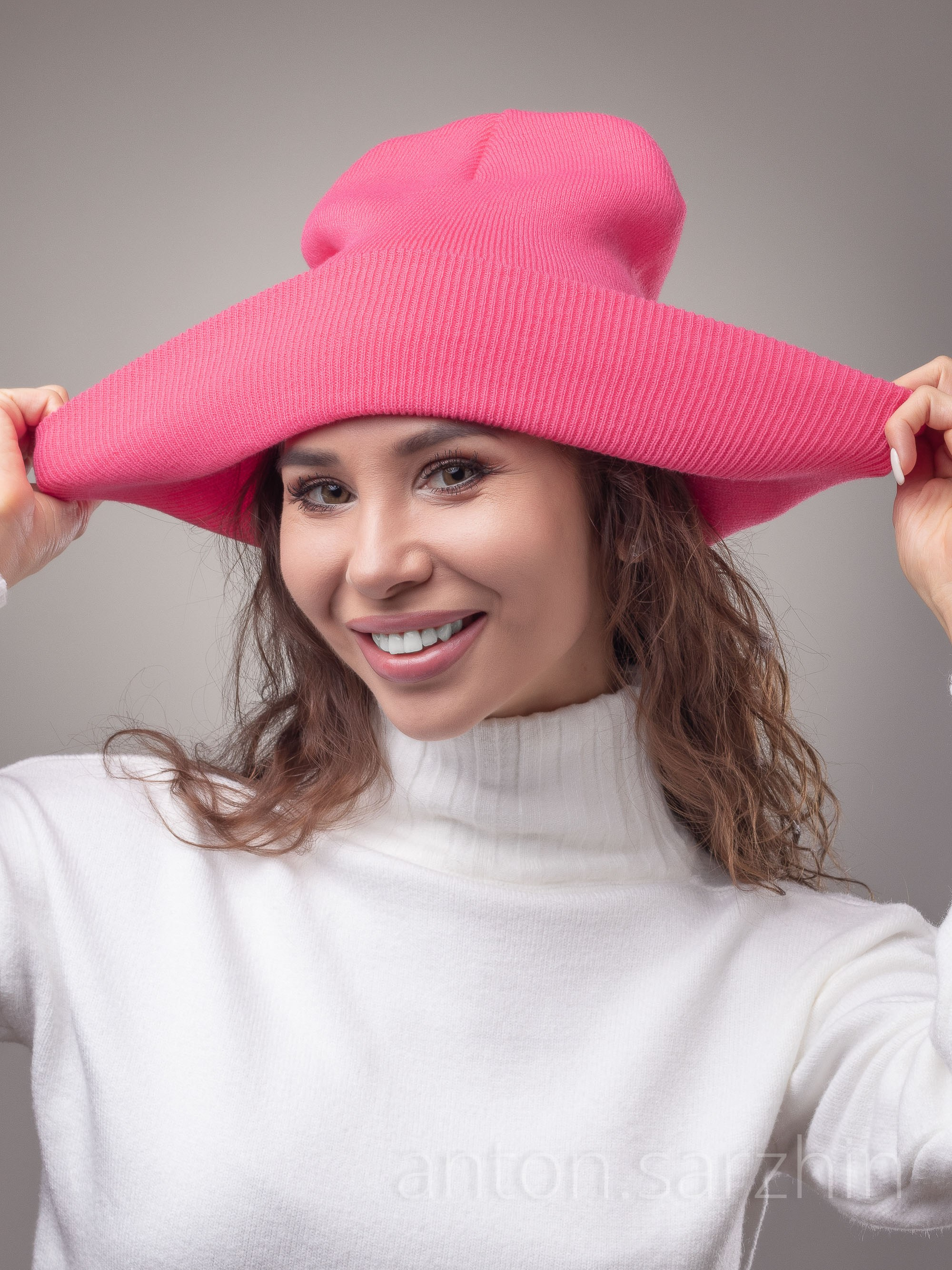 Модельная съемка шапки на модели