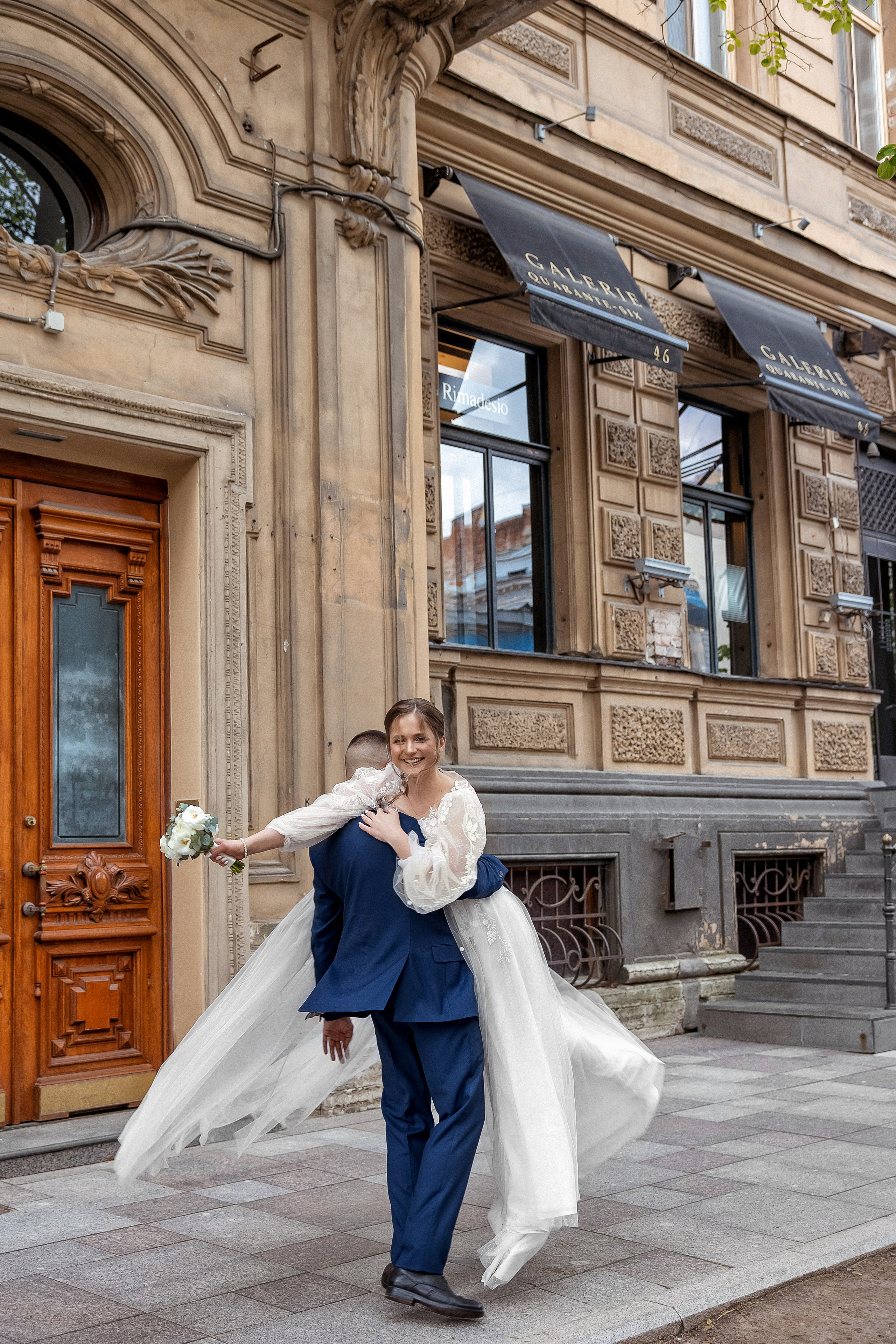 Яркая свадебная фотосессия под дождем. Свадебный и семейный фотограф Алексей Аверин