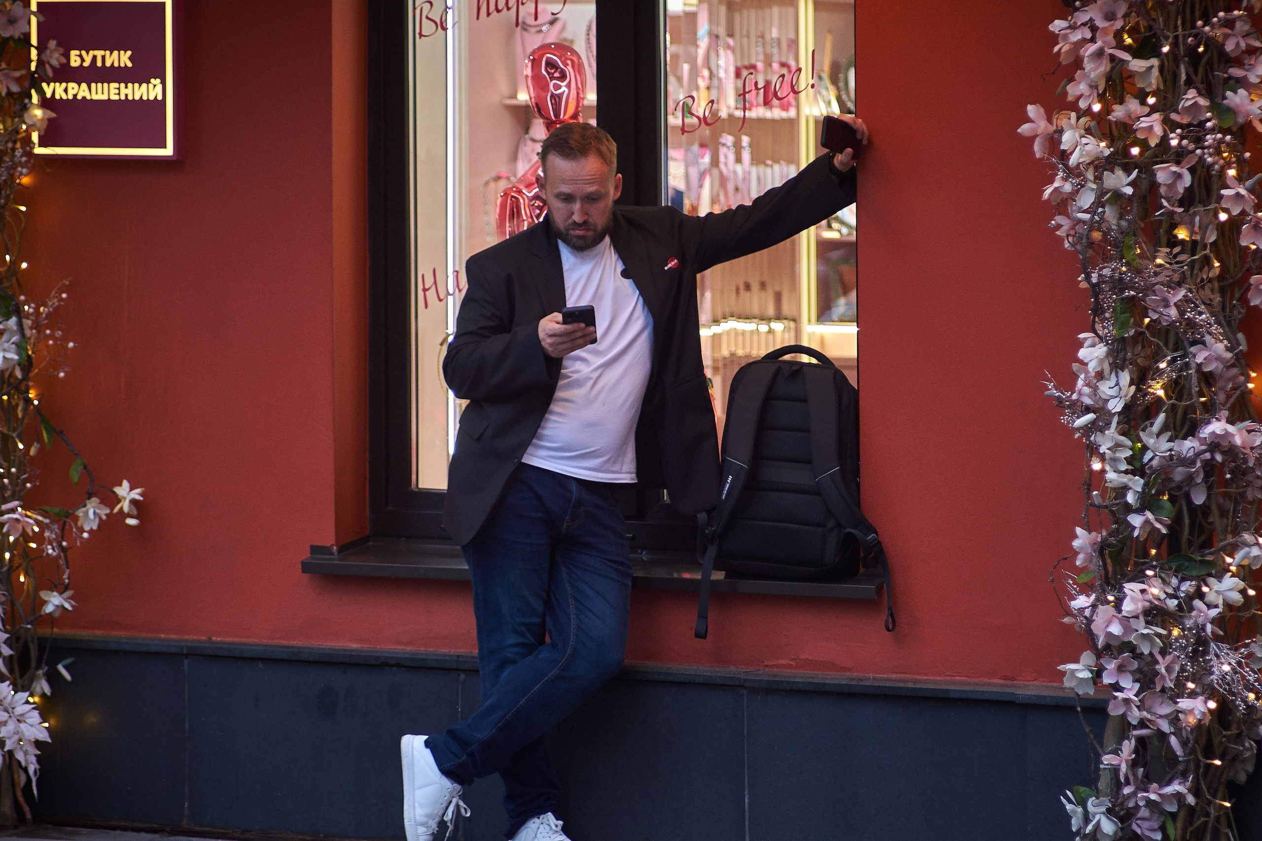 Молодой человек  у Бутика украшений "Sexy Fish Jewelry - фотограф Виталий Дени