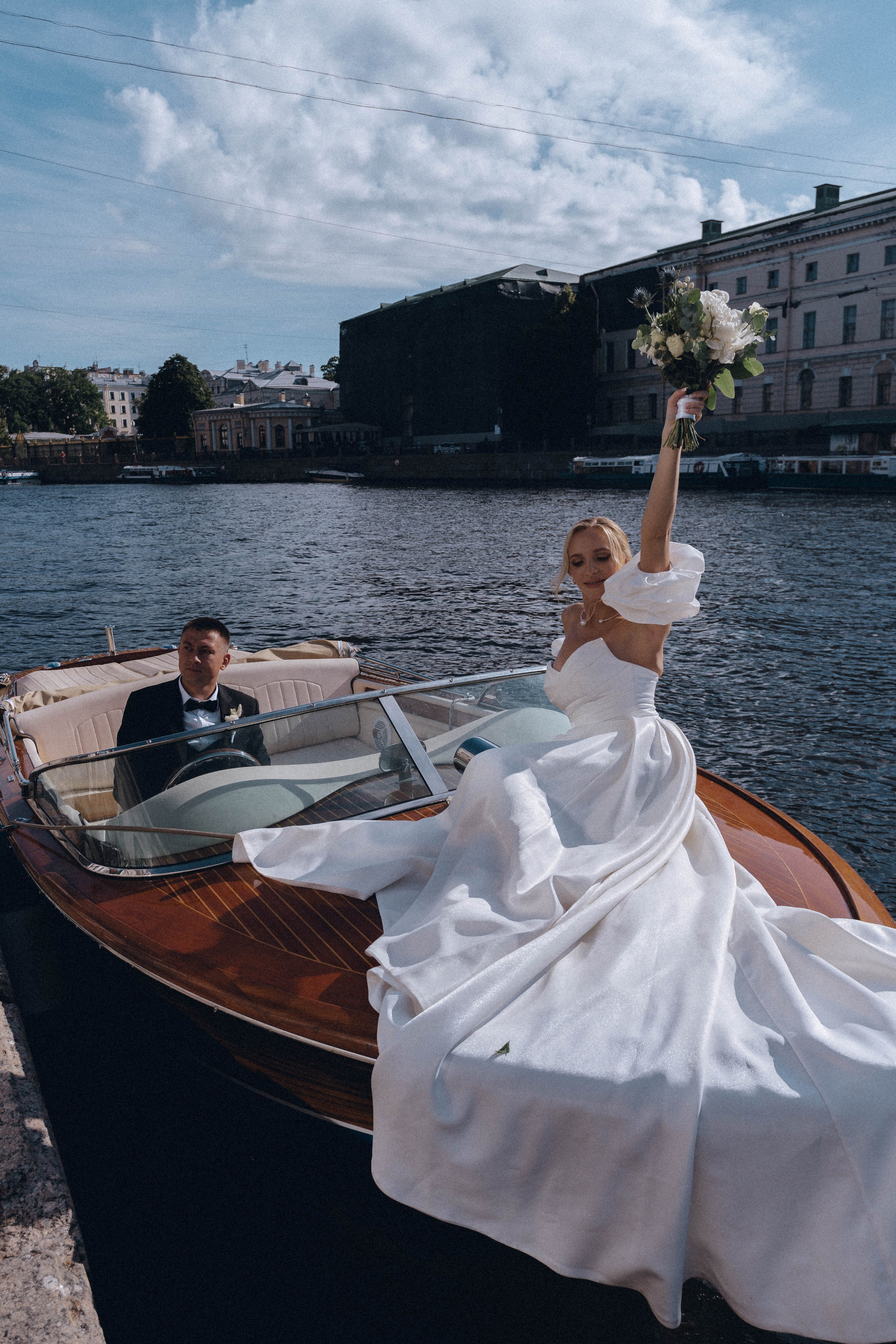 СВАДЕНБНАЯ СЬЕМКА НА КАТЕРЕ ПО КАНАЛАМ САНКТ-ПЕТЕРБУРГА И В АКВАТОРИИ НЕВЫ. Профессиональный фотограф, Санкт-Петербург — Виктория Богомолова