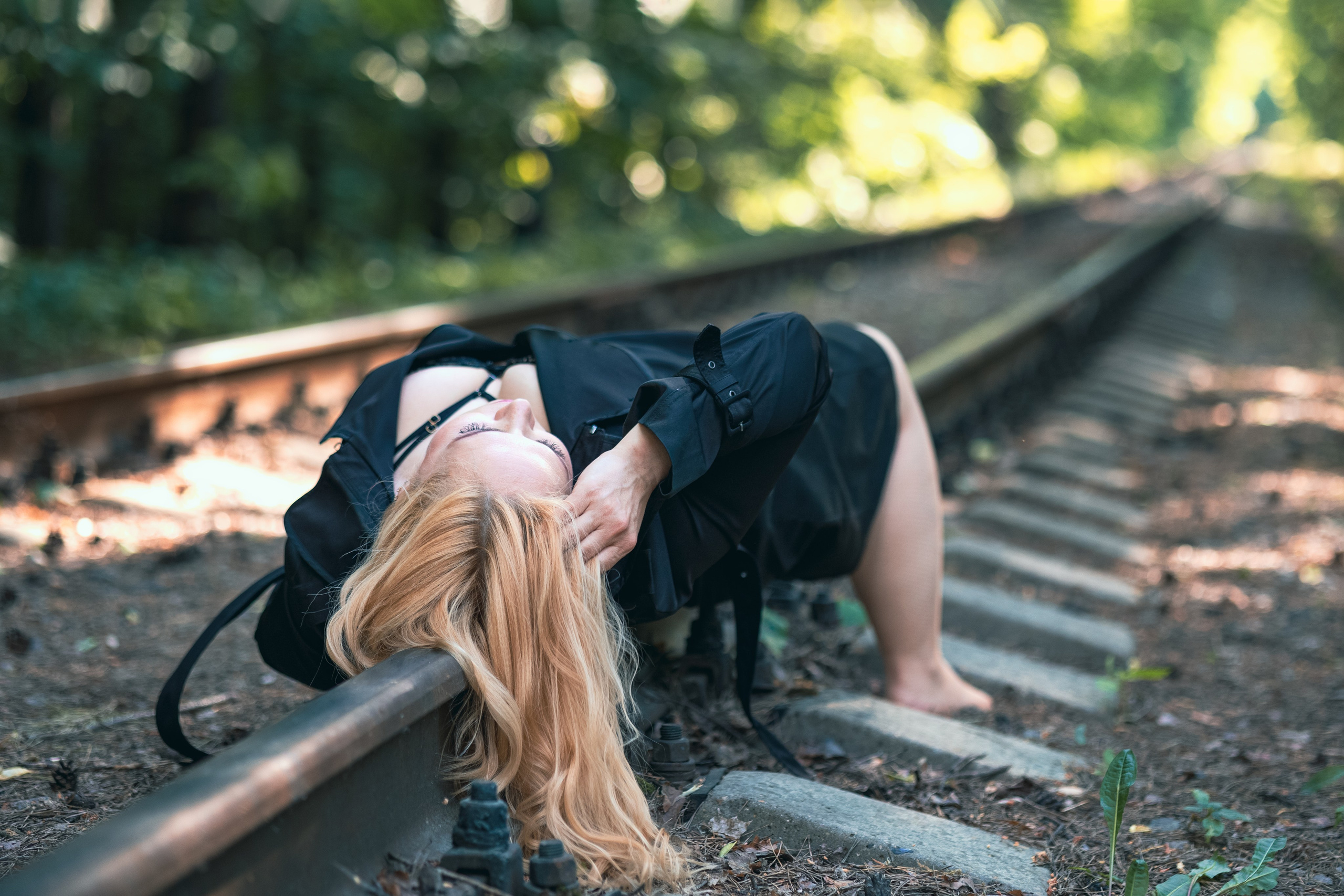 Рельсы, шпалы, девушка