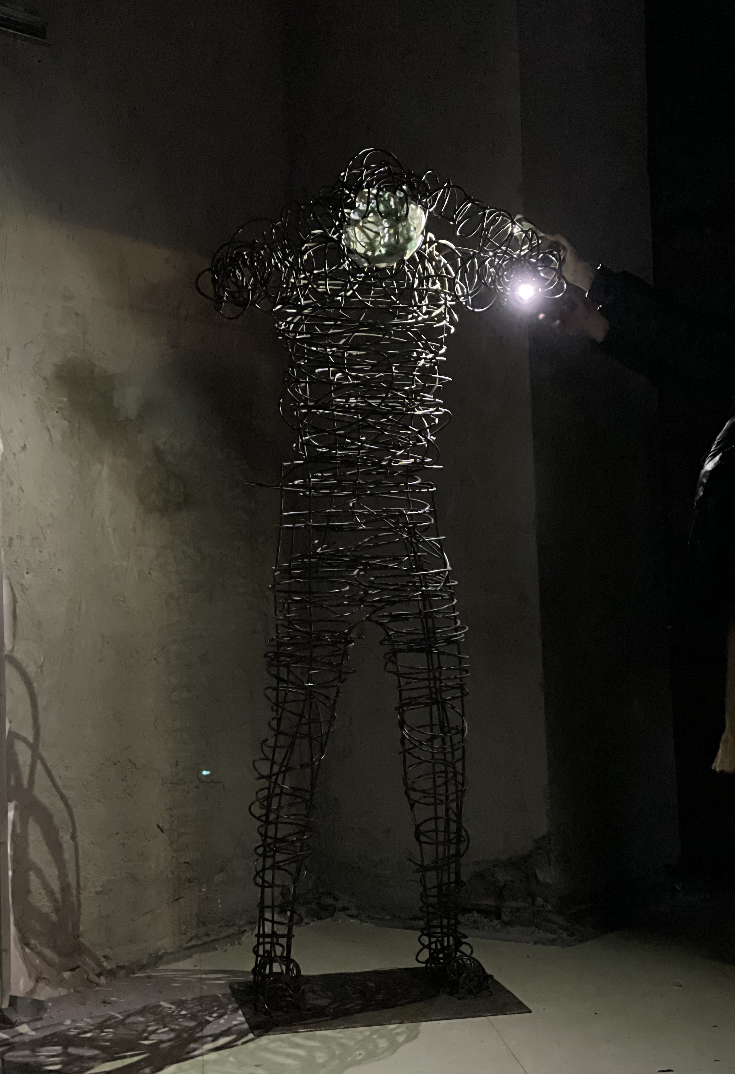 Подглядывающий _2021-2024. Художник — скульптор Антонина Фатхуллина