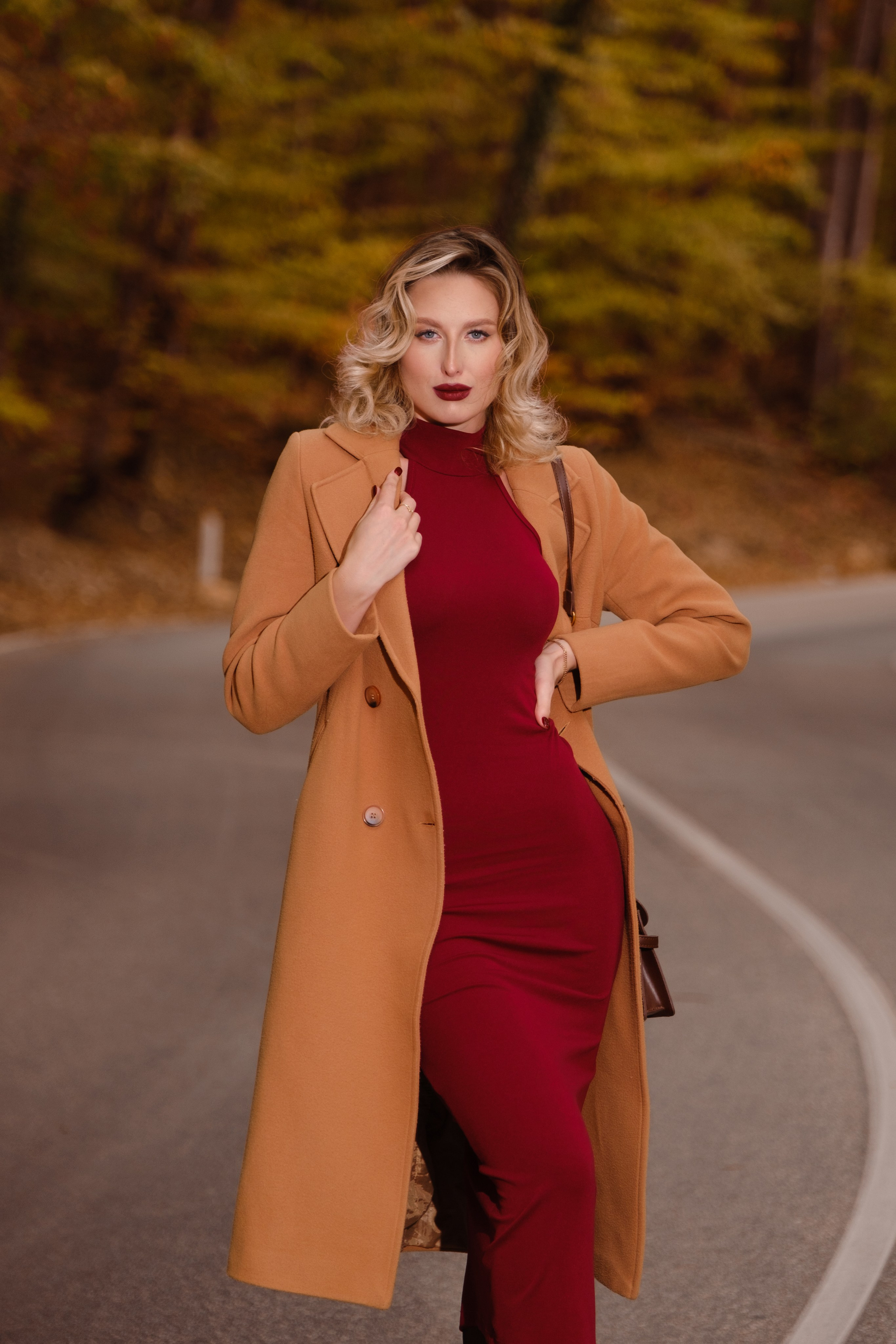 Дарья в центре города и осеннем лесу. Профессиональная фотосъемка в Крыму. Натуральные эмоции и живые кадры. Забронируйте дату прямо сейчас!