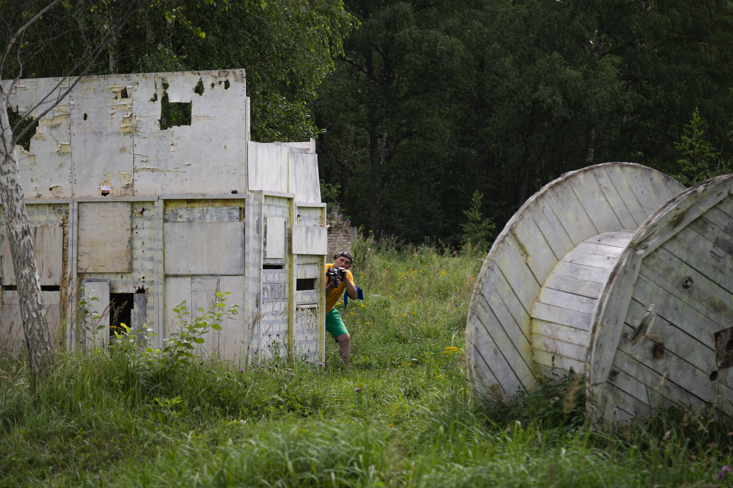Лазертаг на природе с семьей. Документальный фотограф