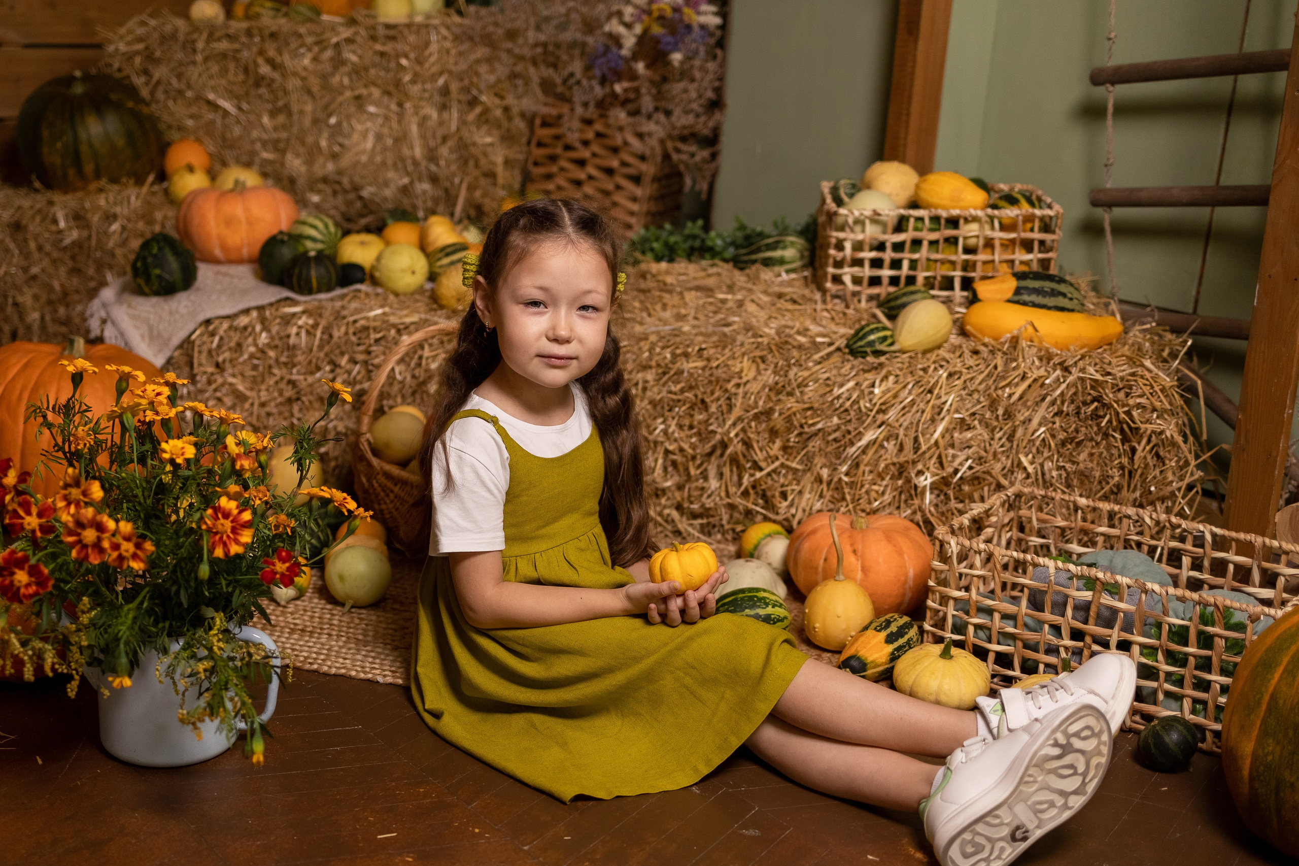 Настена с тыковками. Семейный и детский фотограф Оля в Тюмени