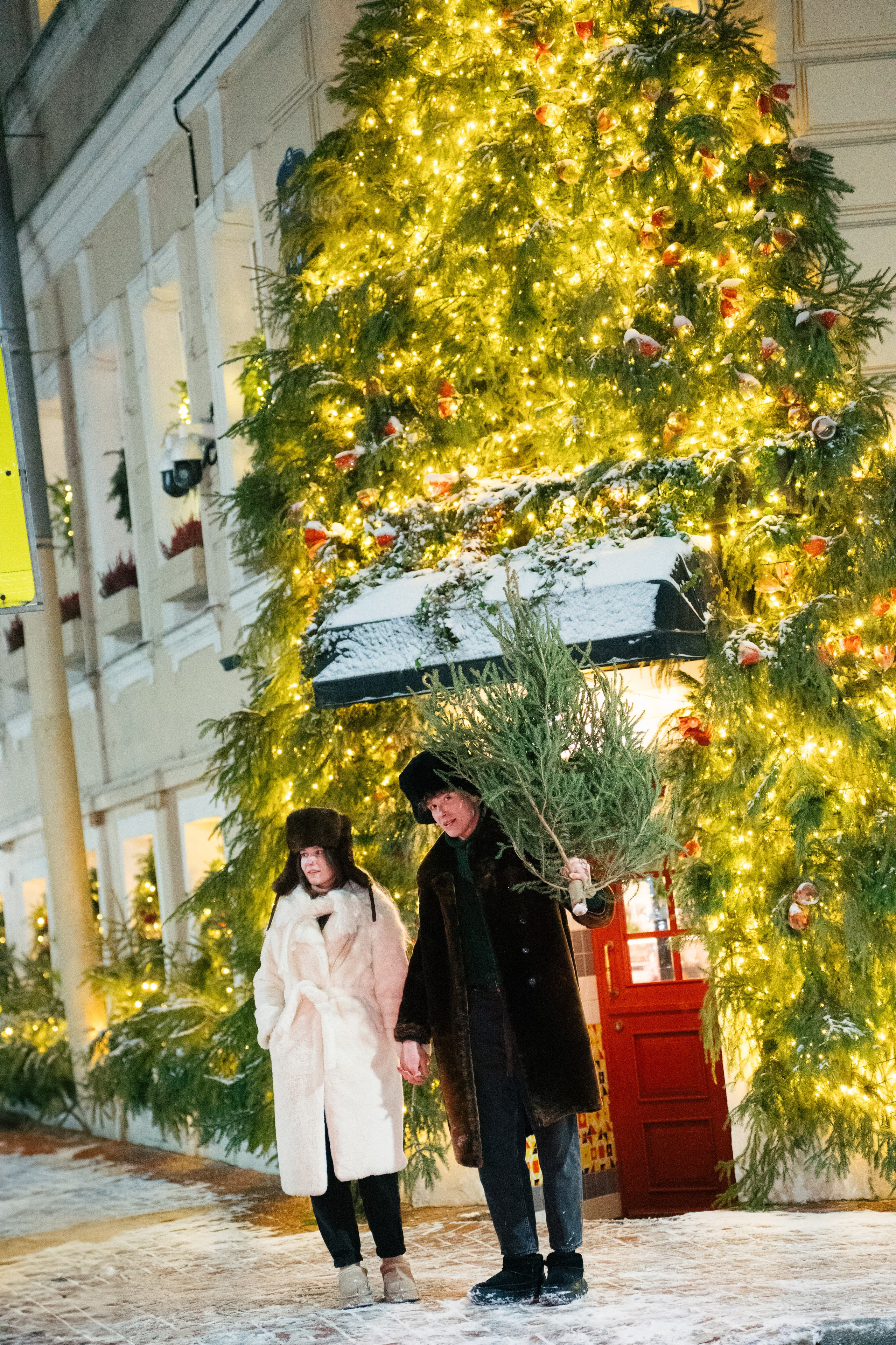 НОВОГОДНЯЯ ПРОГУЛКА ПАРЫ ПО ЧЕРНЫШЕВСКОЙ ПЕРЕД НОВЫМ ГОДОМ. Профессиональный фотограф, Санкт-Петербург — Виктория Богомолова