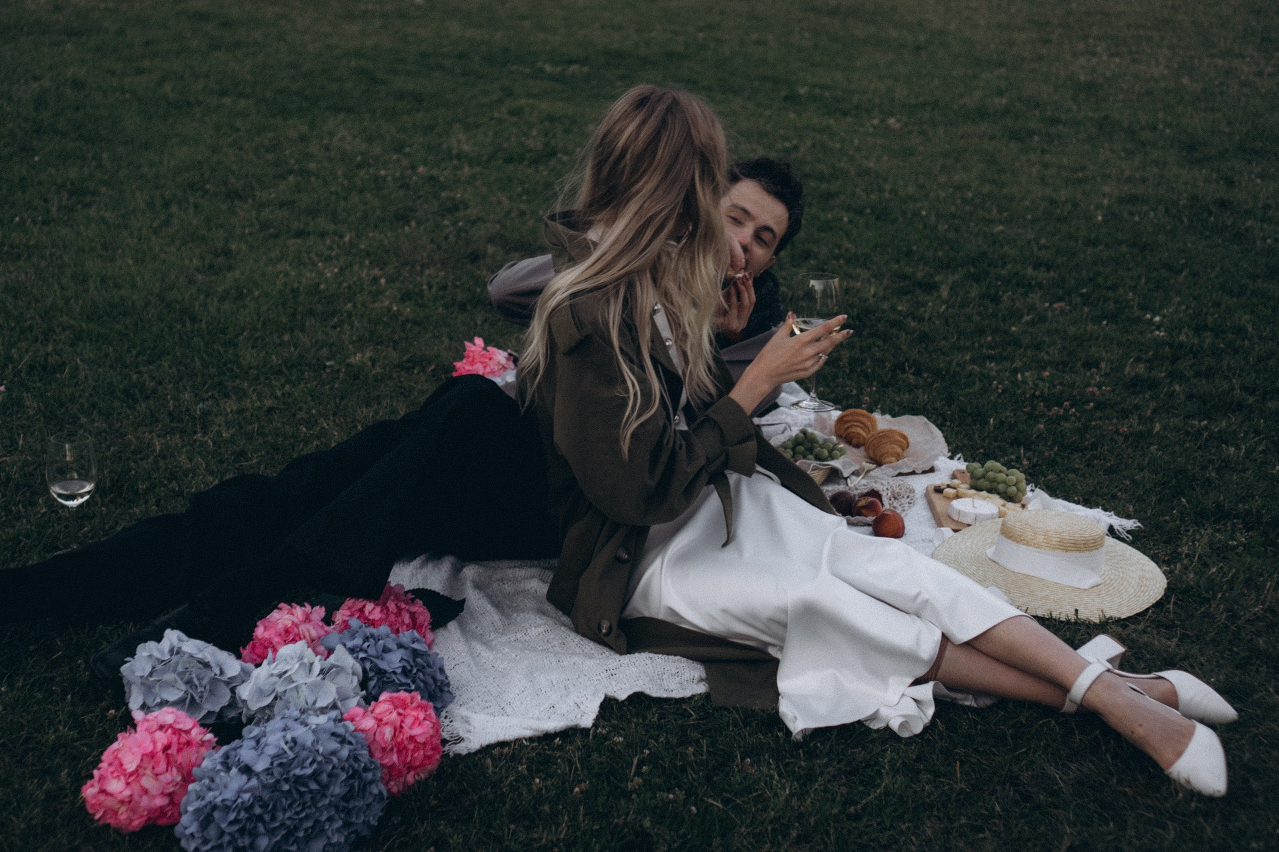 СВАДЕБНАЯ СЬЕМКА ПАРЫ НА РАССВЕТЕ В БЕЛЫЕ НОЧИ И ПРОГУЛКА С РАЗВОДНЫМИ МОСТАМИ И ПИКНИК ВОЗЛЕ ИСАКИЕВСКОГО СОБОРА. Профессиональный фотограф, Санкт-Петербург — Виктория Богомолова