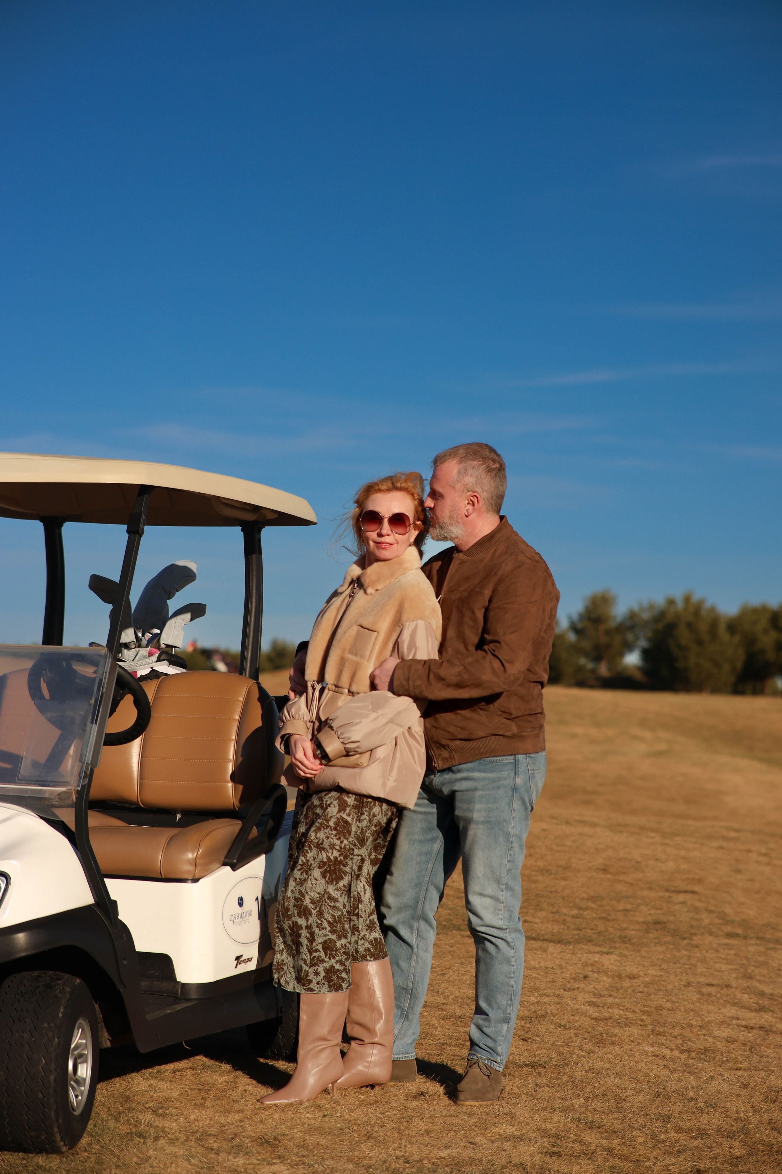 Гольф-кар. Фотограф на гольф-поле — профессиональная съемка в атмосфере элитного отдыха