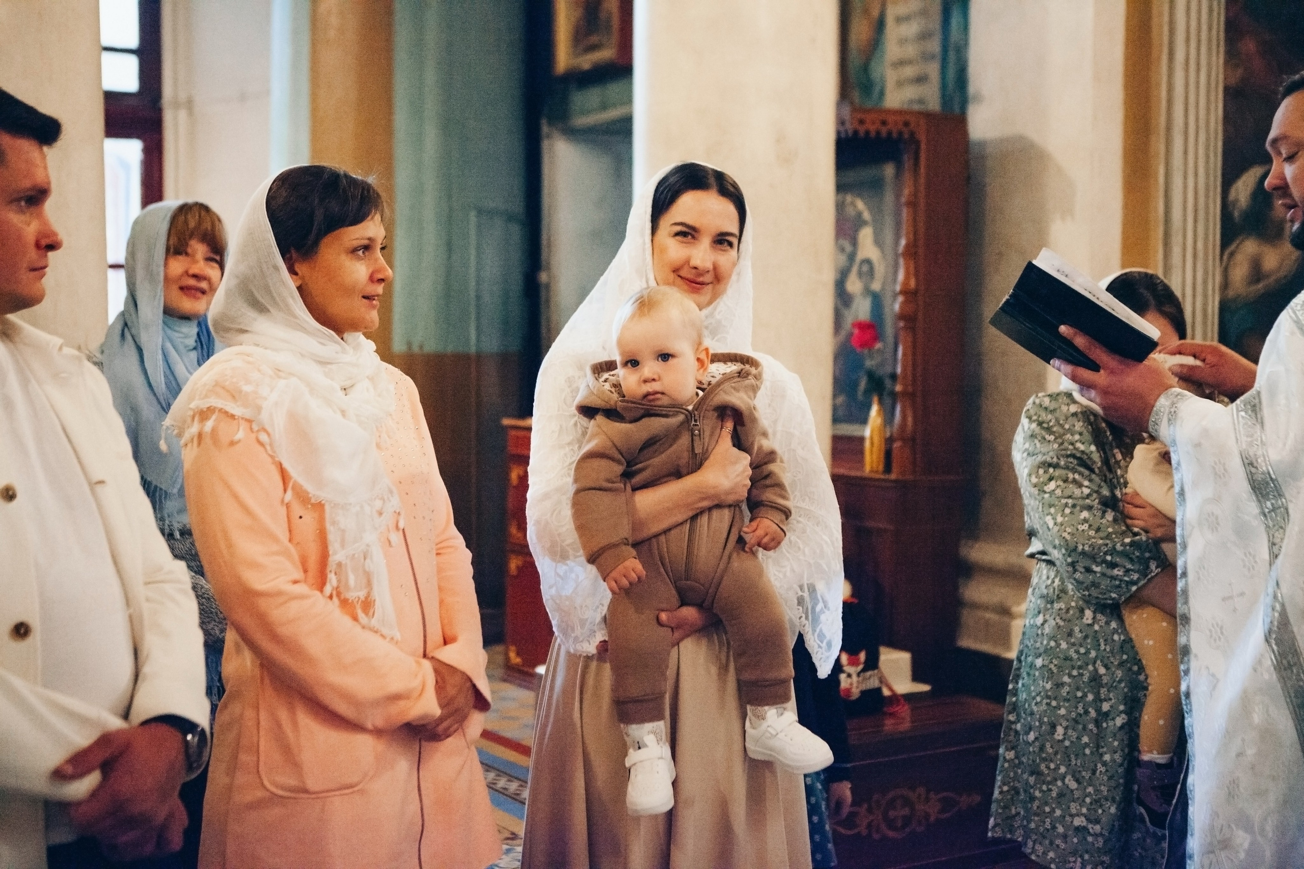 Крещение ребенка в церкви. Фотограф Ольга Ефремова