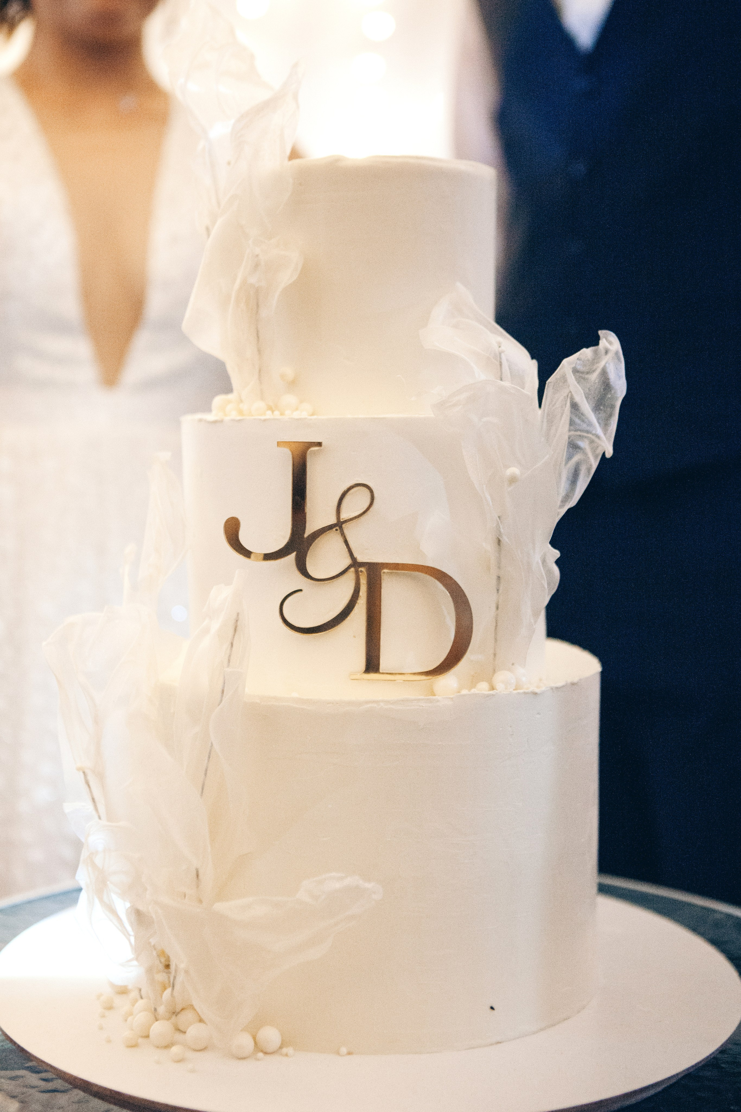 очень изысканный и элегантный трехъярусный торт молодоженов 