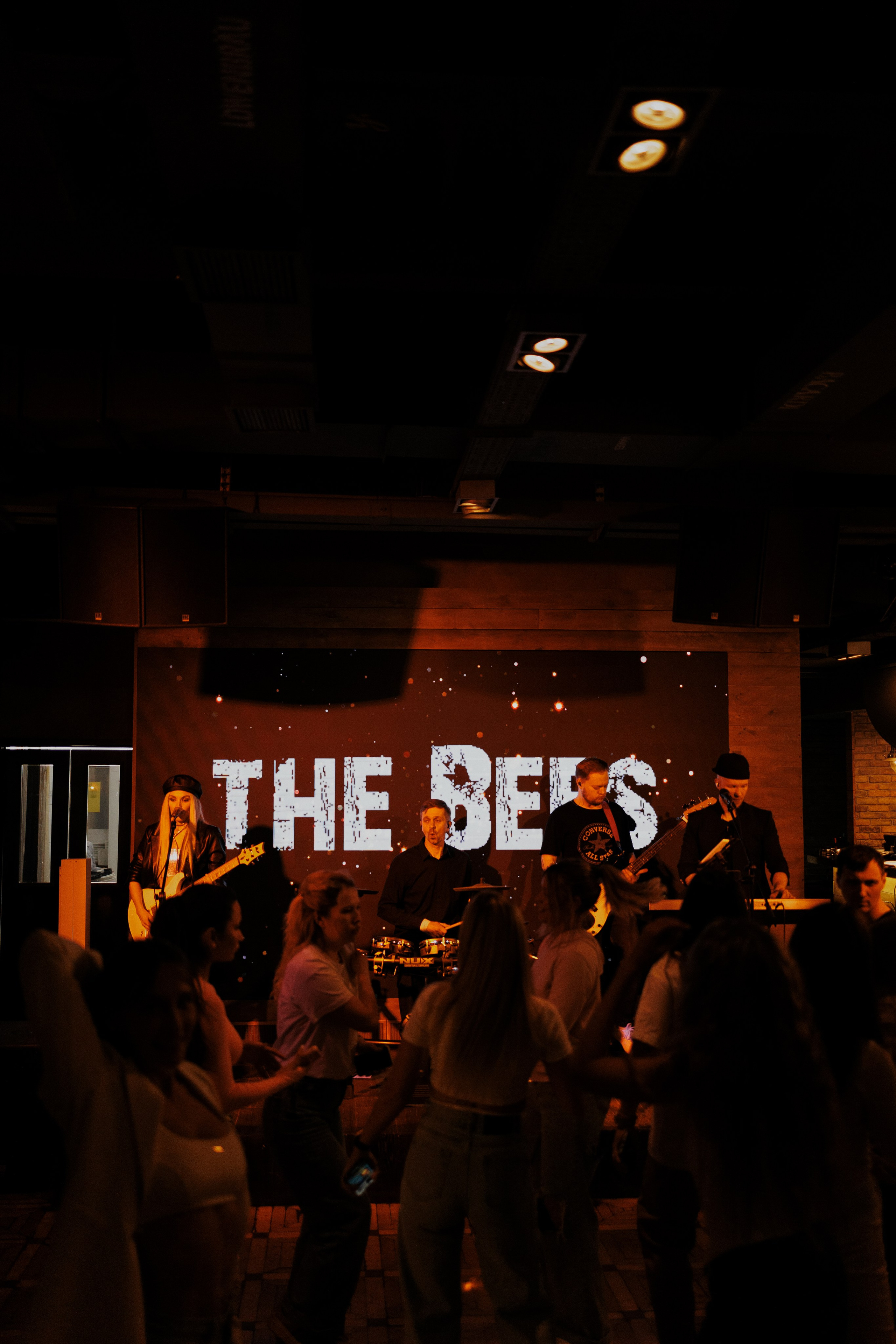 Cover band The Bees. Photographer in Turkey — Dari N