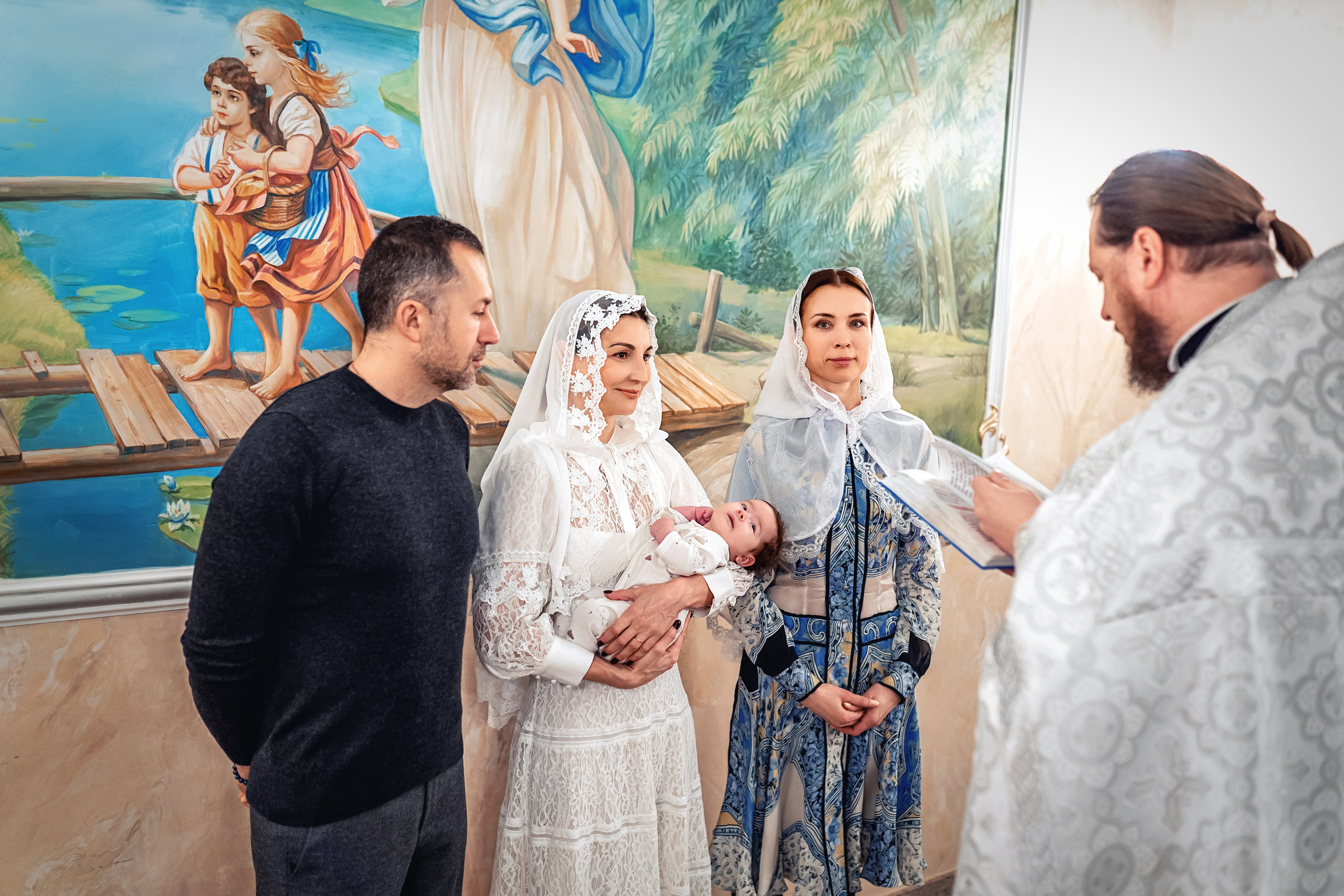 Крещение ребенка в храме Петра и Февронии в Покровском монастыре. Фотограф \ Видеограф на Крещение, Венчание Москва| Семейные съемки