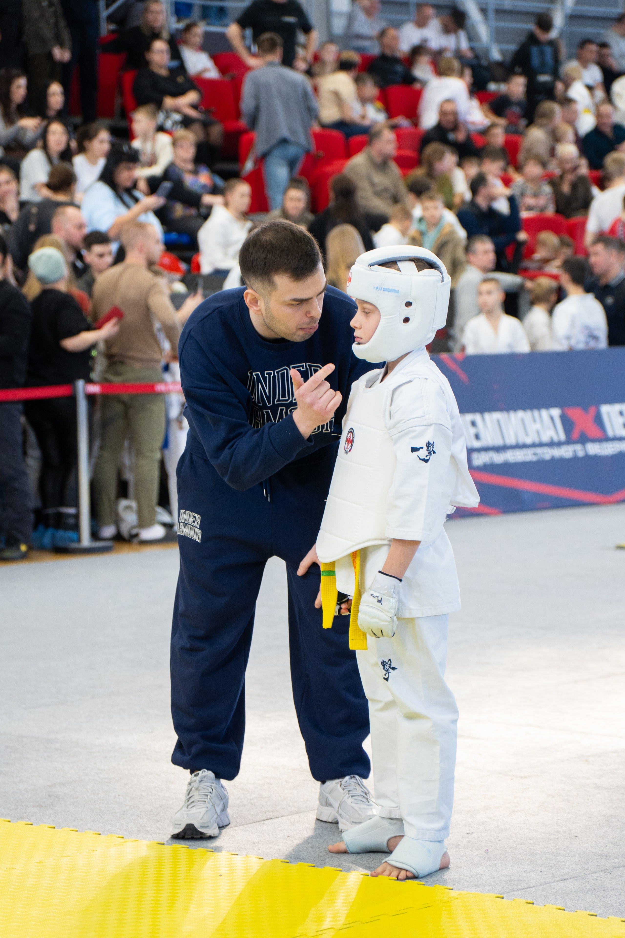 Юный тхэквондист перед поединком на турнире в Хабаровске — кадр от профессионального репортажного фотографа
