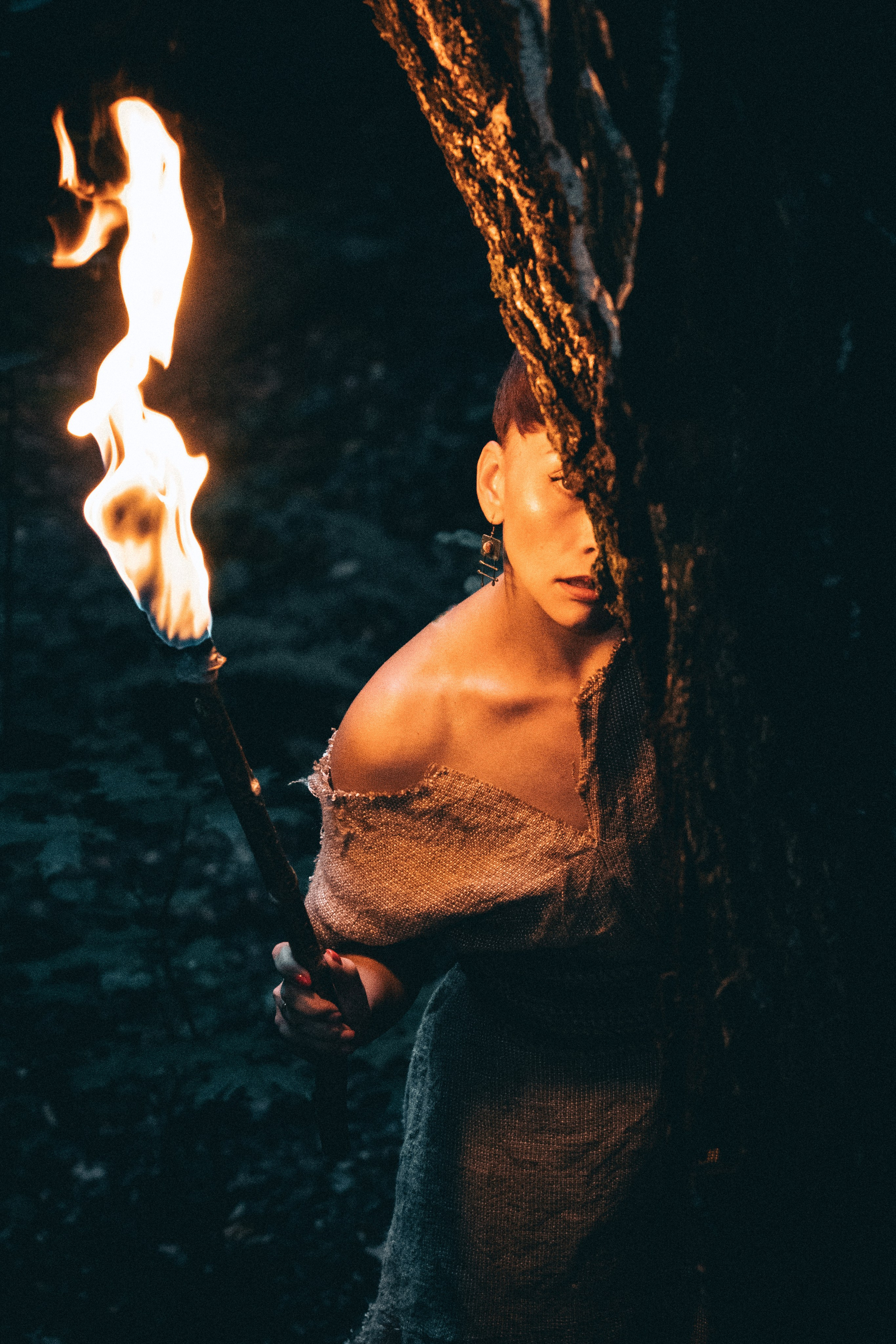 Портрет девушки с факелом в лесу 