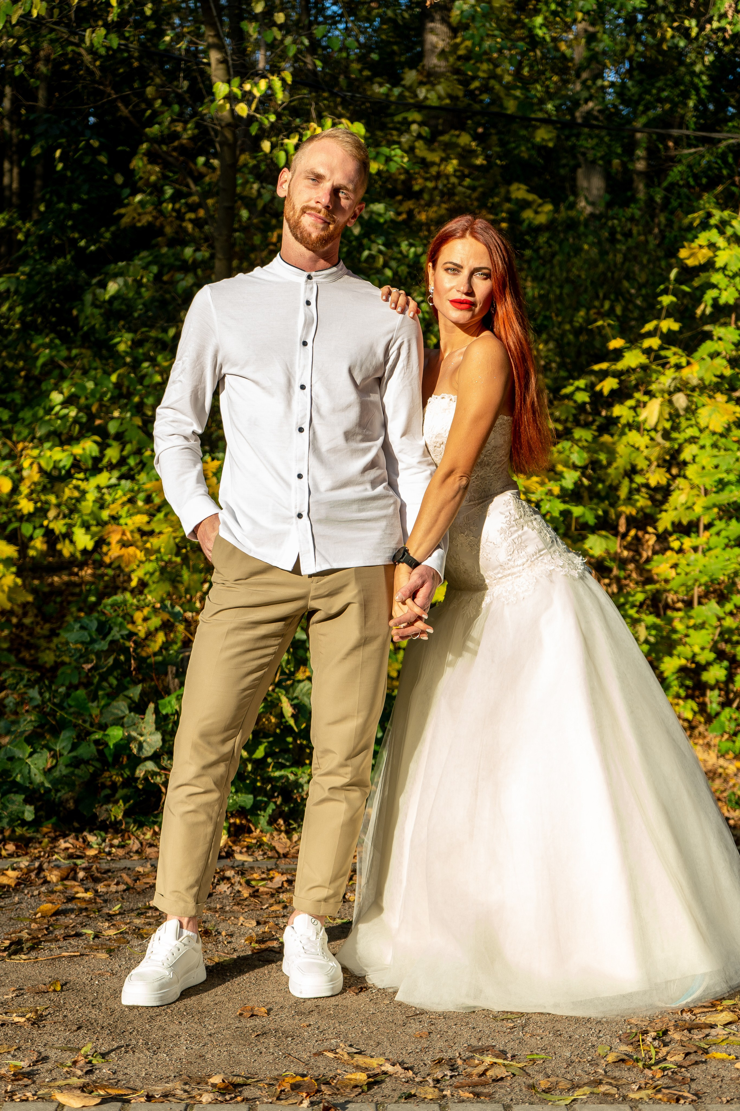 Уличная свадебная фотосессию осенью в Воронеже в парке Динамо