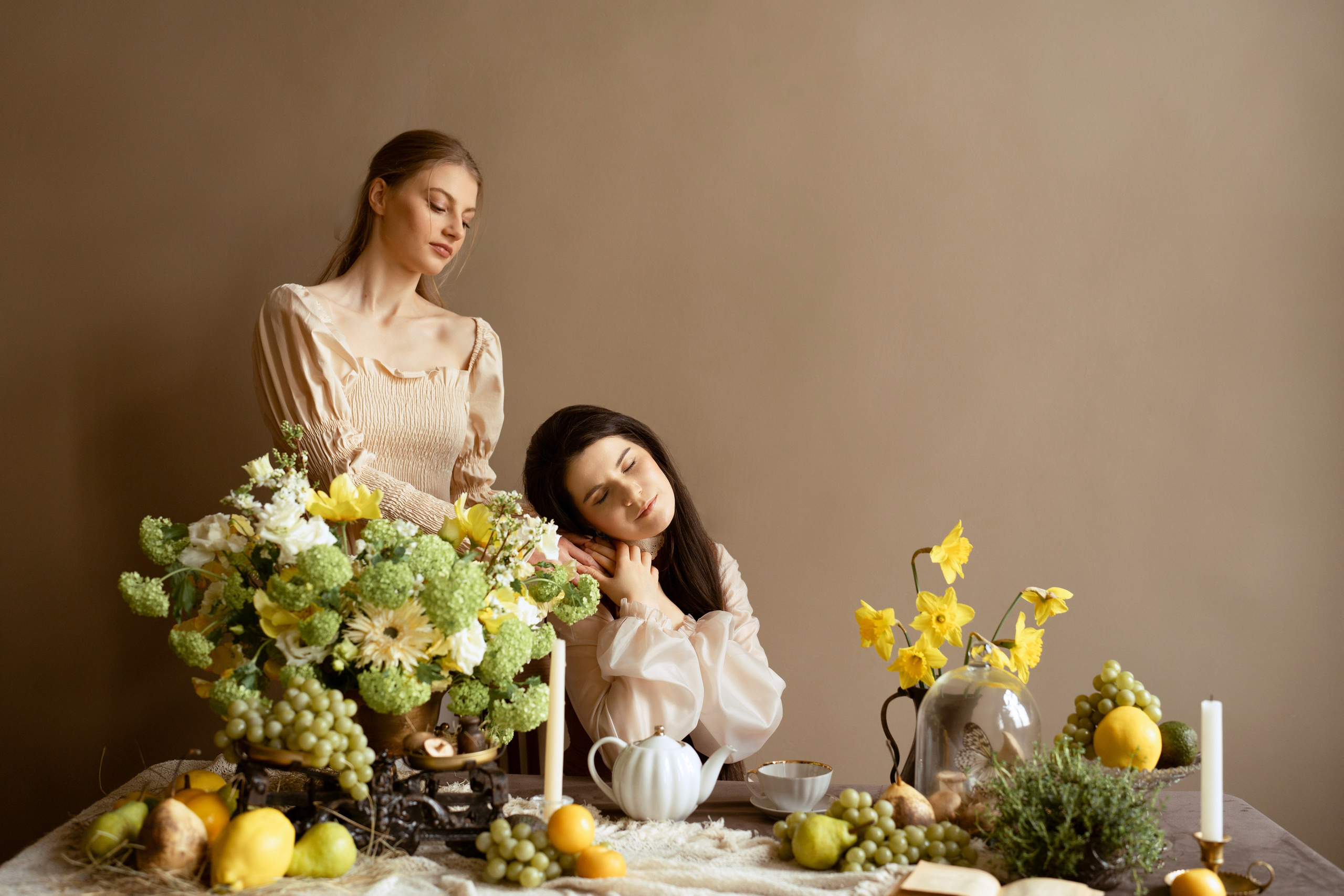Студийный портрет. Женская фотосессия. Фотосессия с подругой.