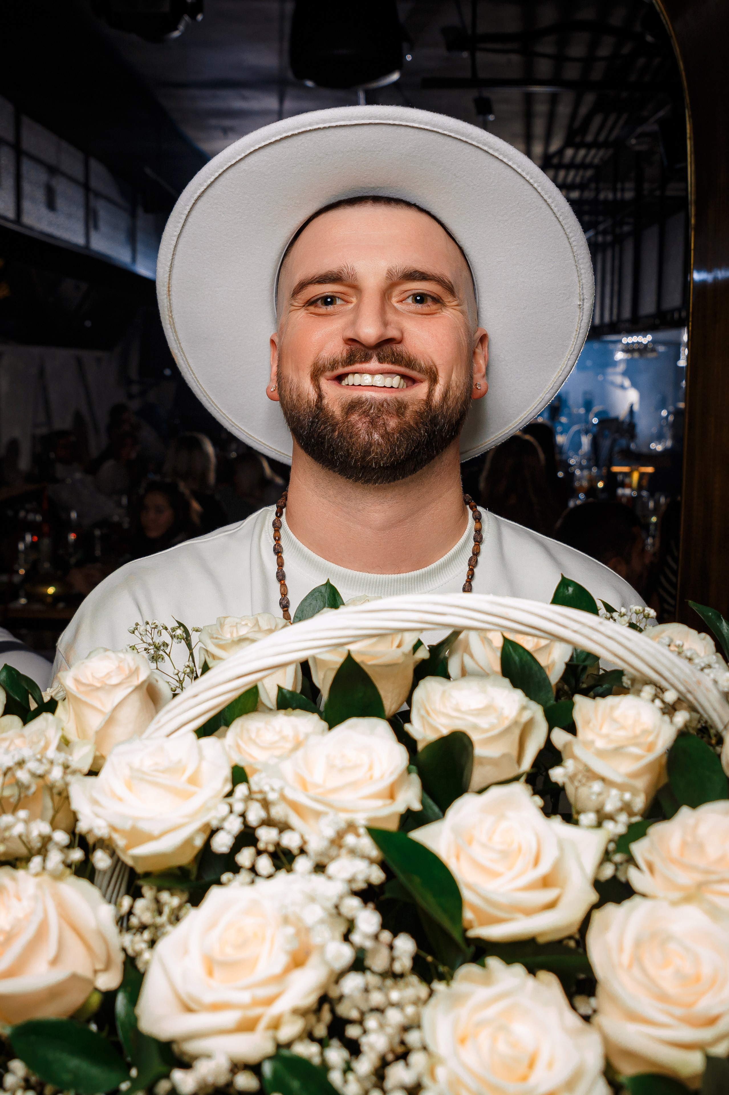 мужчина с цветами