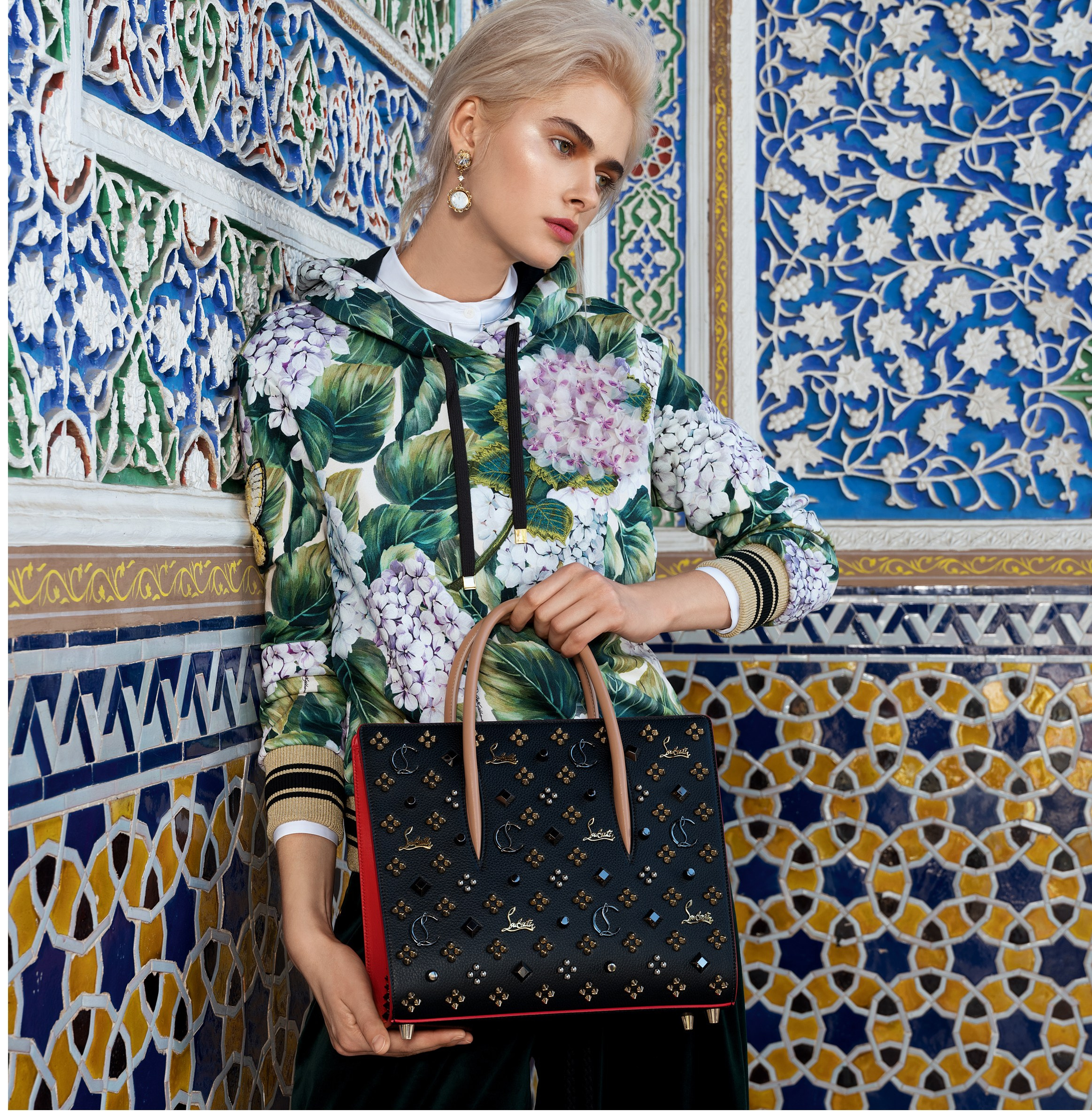 рекламная фотосъёмка одежды и аксессуаров в Алматы для moda magazine с акцентом на детали сумки, текстуру ткани и fashion editorial стиль