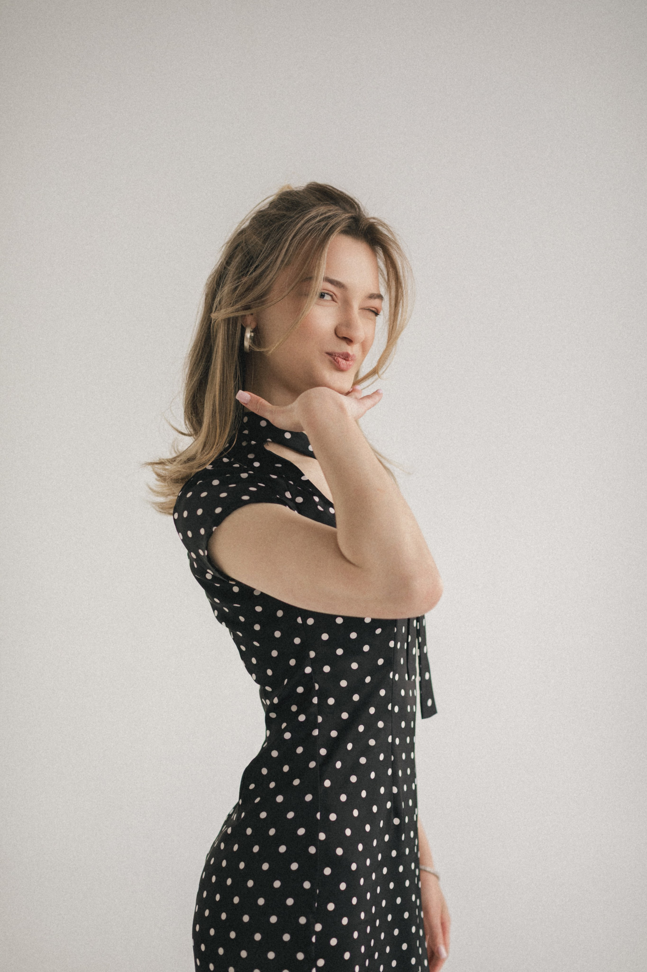 Фотосессия ко Дню рождения девушки в студии с тортом. Фотограф во Владикавказе Юрий Геворгизов