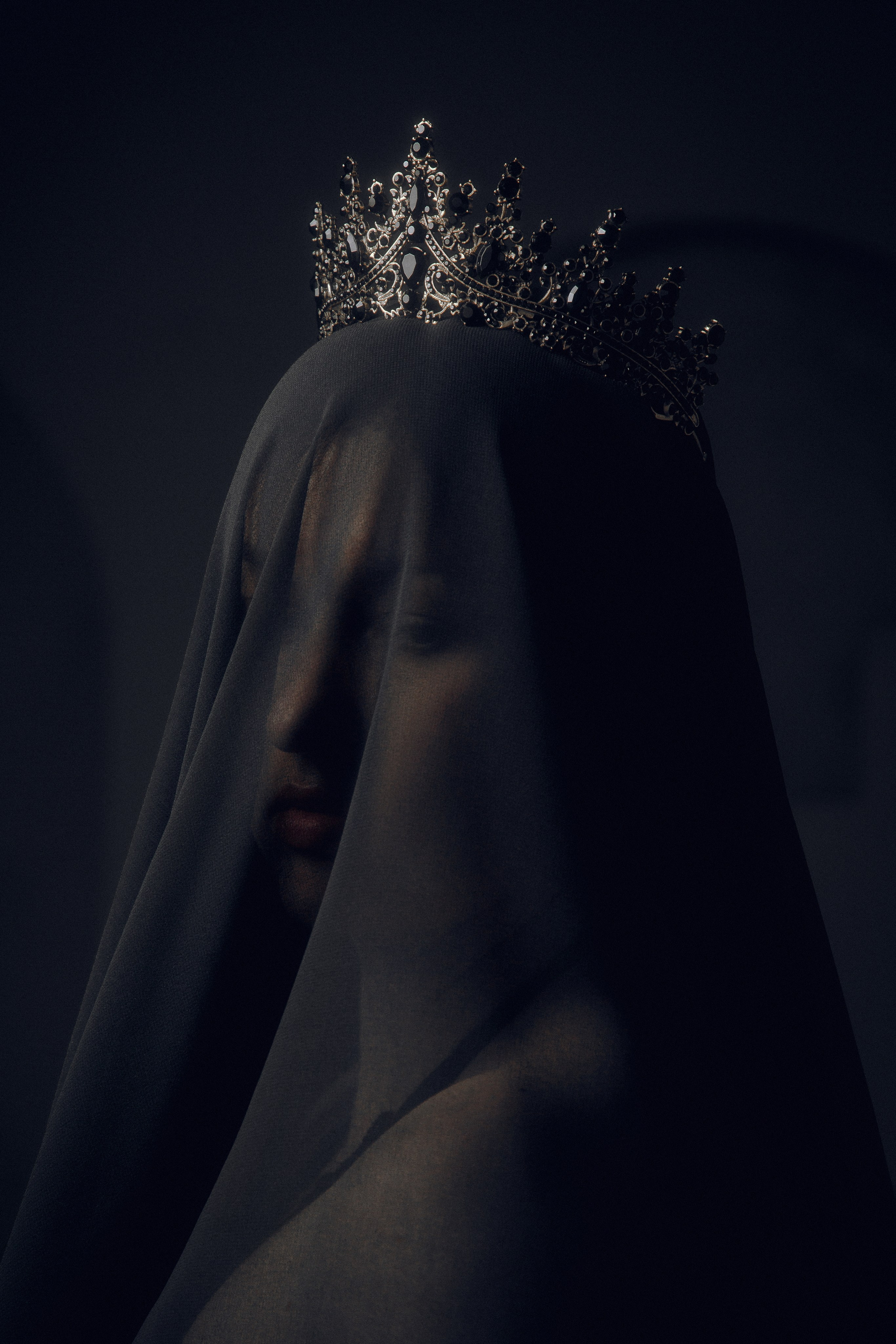 Мистический образ для фотосессии: девушка под вуалью и короной.
