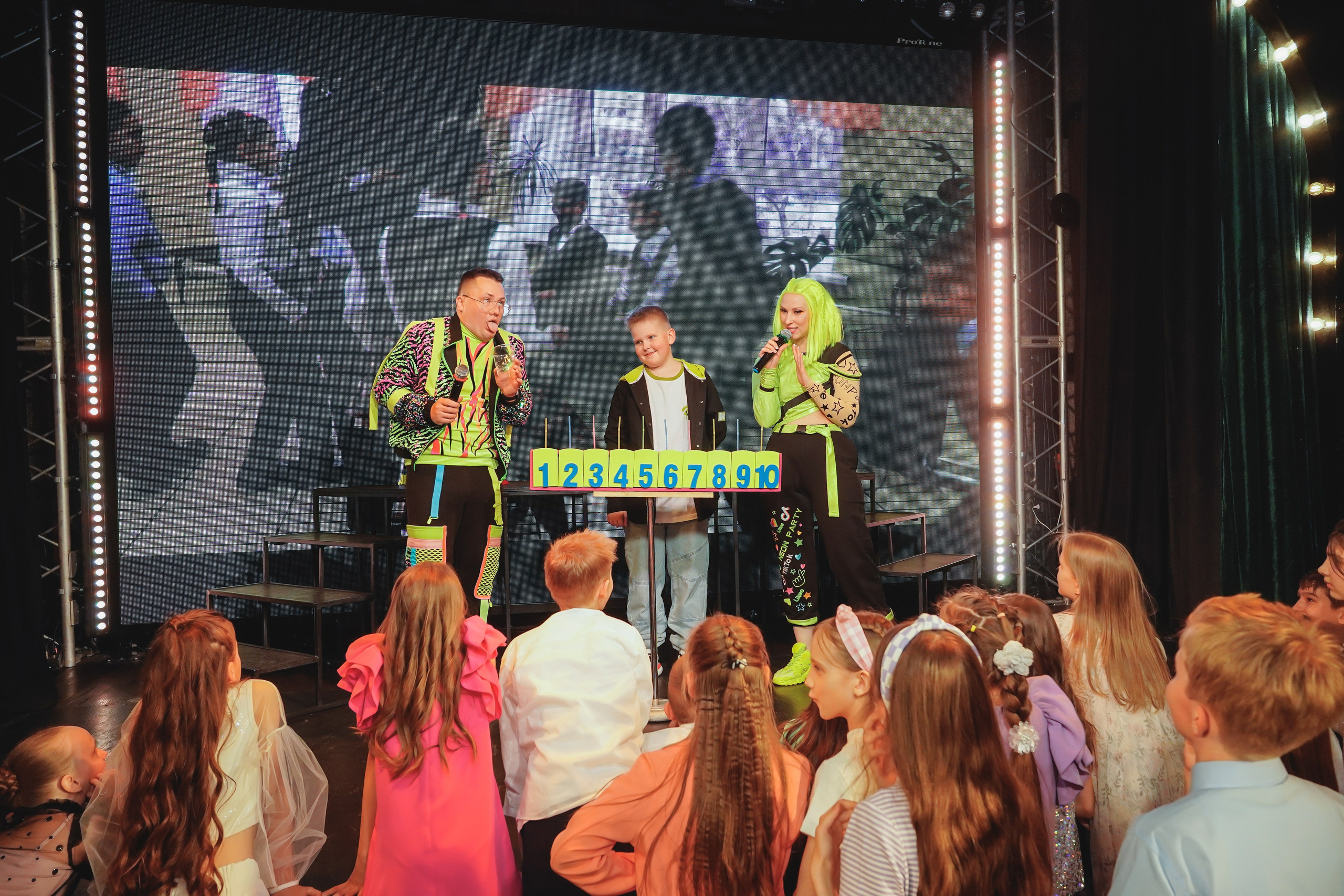 Выпускной. Занимаюсь профессиональной фотографией и живу рядом с Байкалом. Работаю в разных жанрах