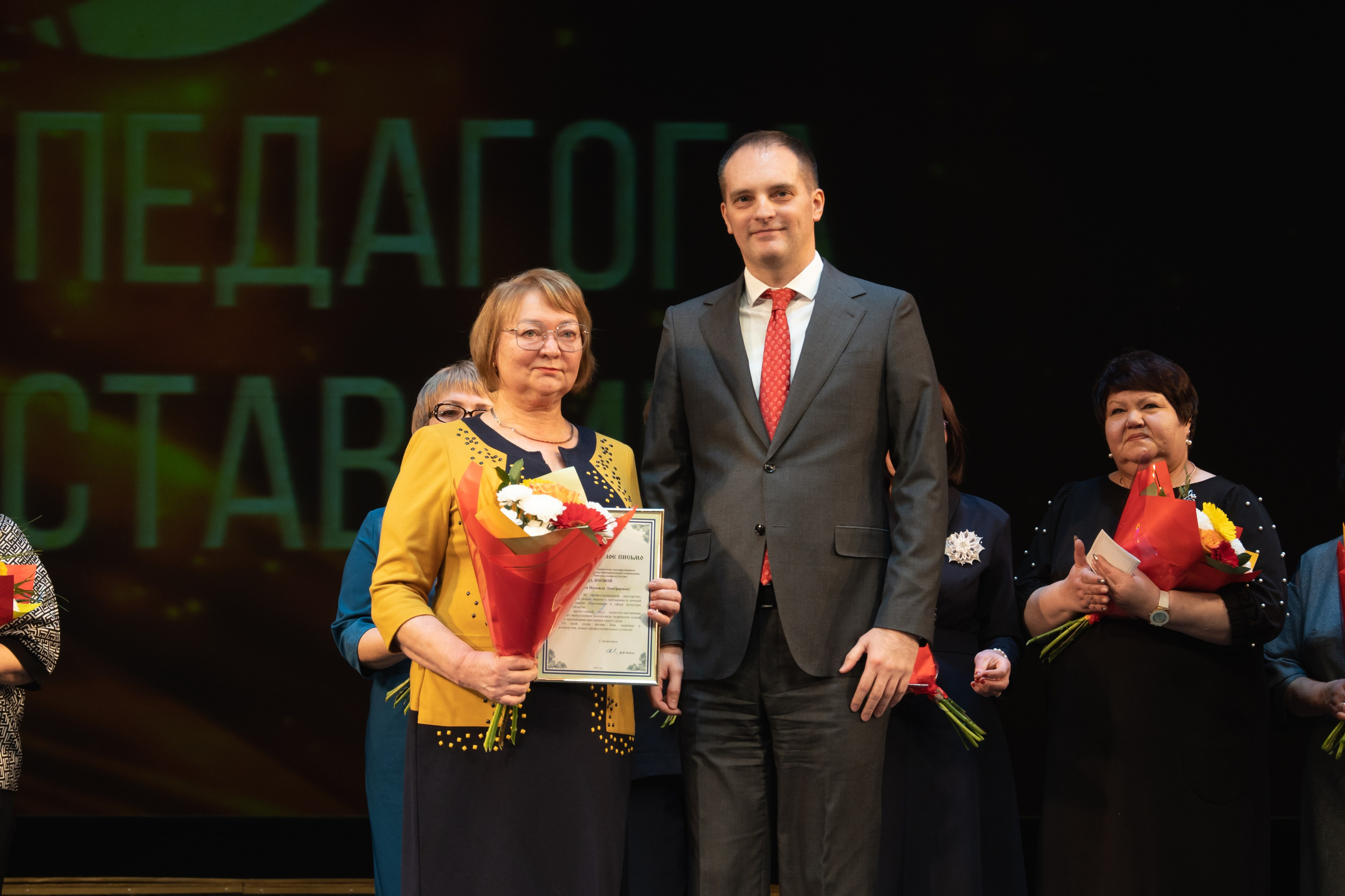 Музыкальный театр. Занимаюсь профессиональной фотографией и живу рядом с Байкалом. Работаю в разных жанрах