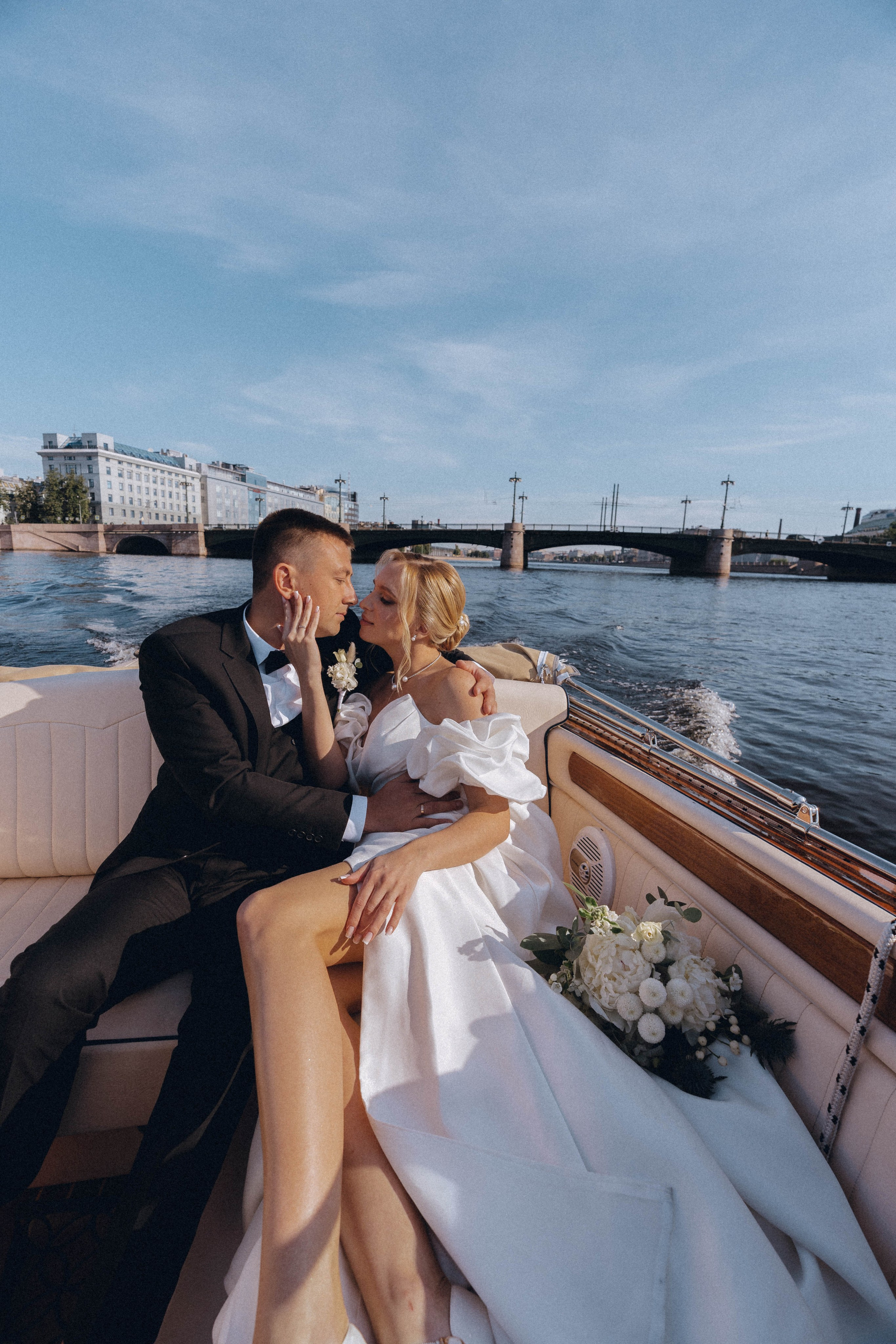 СВАДЕНБНАЯ СЬЕМКА НА КАТЕРЕ ПО КАНАЛАМ САНКТ-ПЕТЕРБУРГА И В АКВАТОРИИ НЕВЫ. Профессиональный фотограф, Санкт-Петербург — Виктория Богомолова