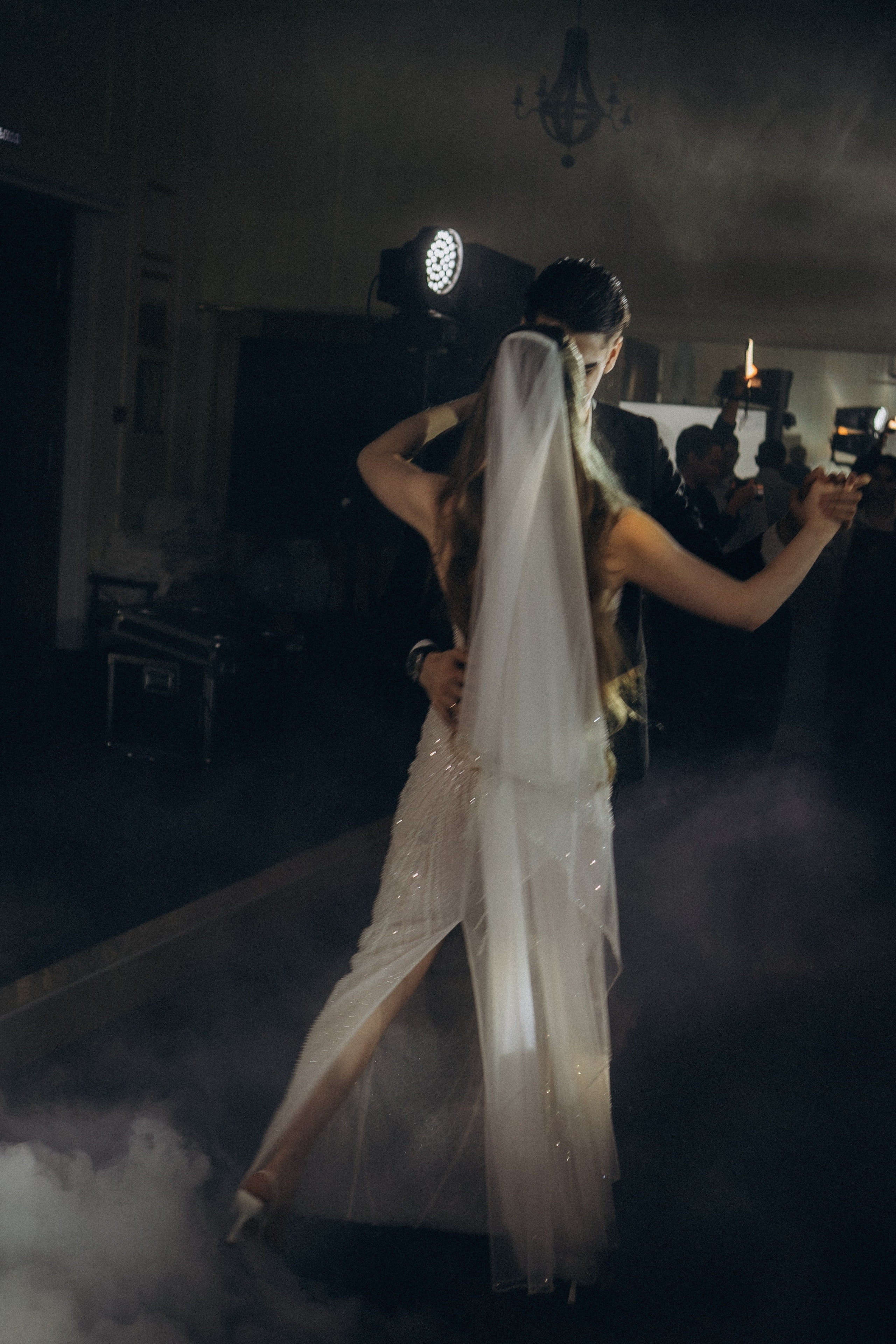 ПЕРВЫЙ ТАНЕЦ МОЛОДЫХ НА БАНКЕТЕ. ТРОГАТЕЛЬНЫЙ МОМЕНТ (СНЯТО В СИБИРЕ В НИЖНЕВАРТОВСКЕ). Профессиональный фотограф, Санкт-Петербург — Виктория Богомолова