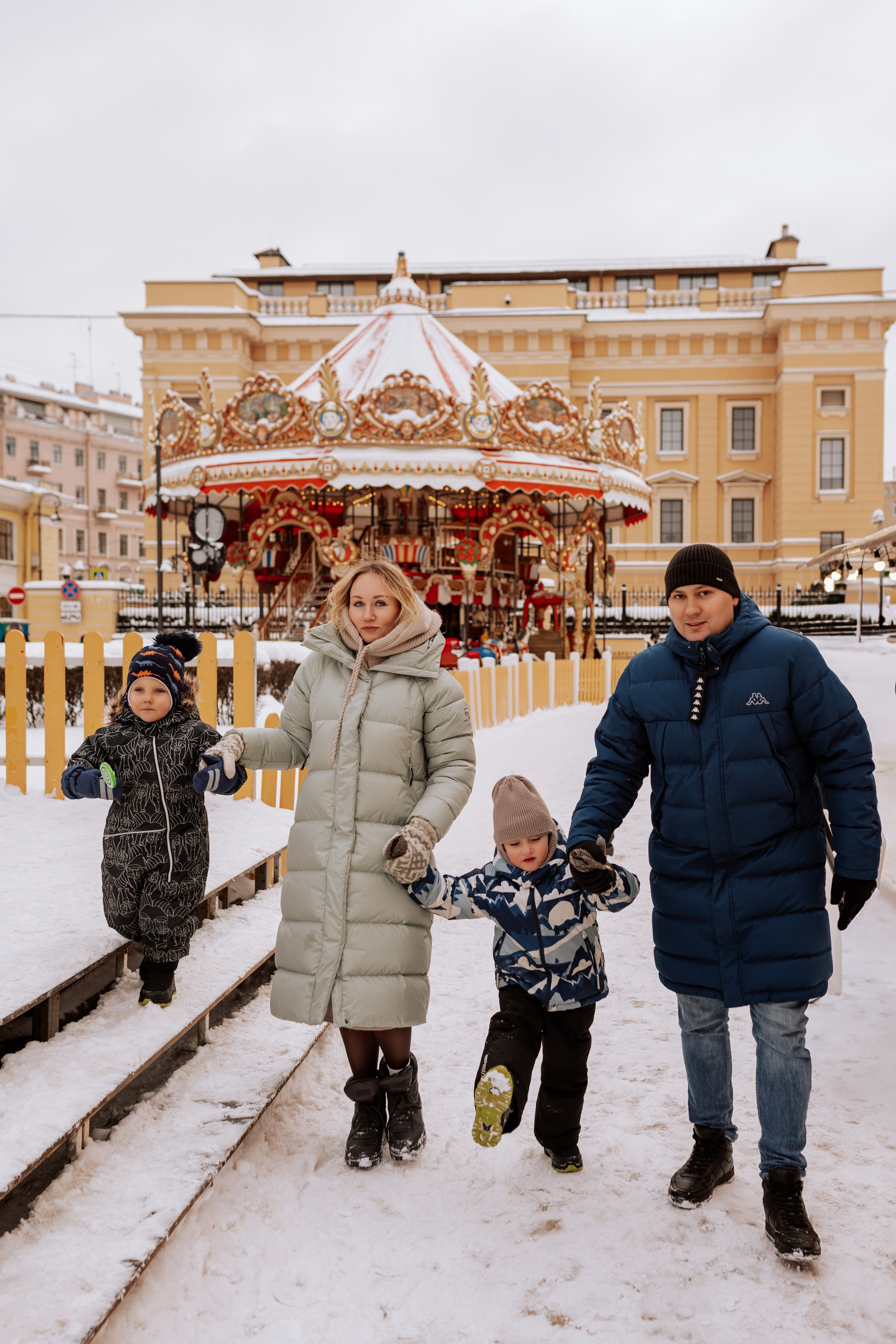 Семейная, Манежная площадь