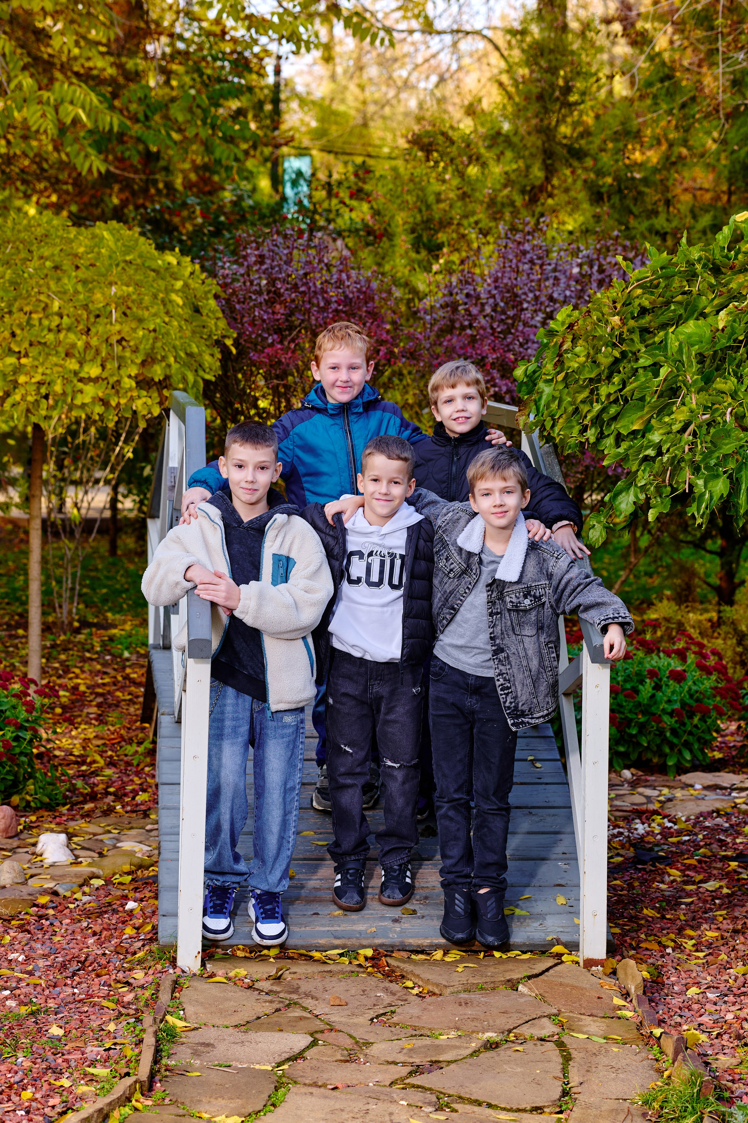 Прогулка в парке классом. Фотограф Выпускные альбомы Таганрог Сергей Коробченко