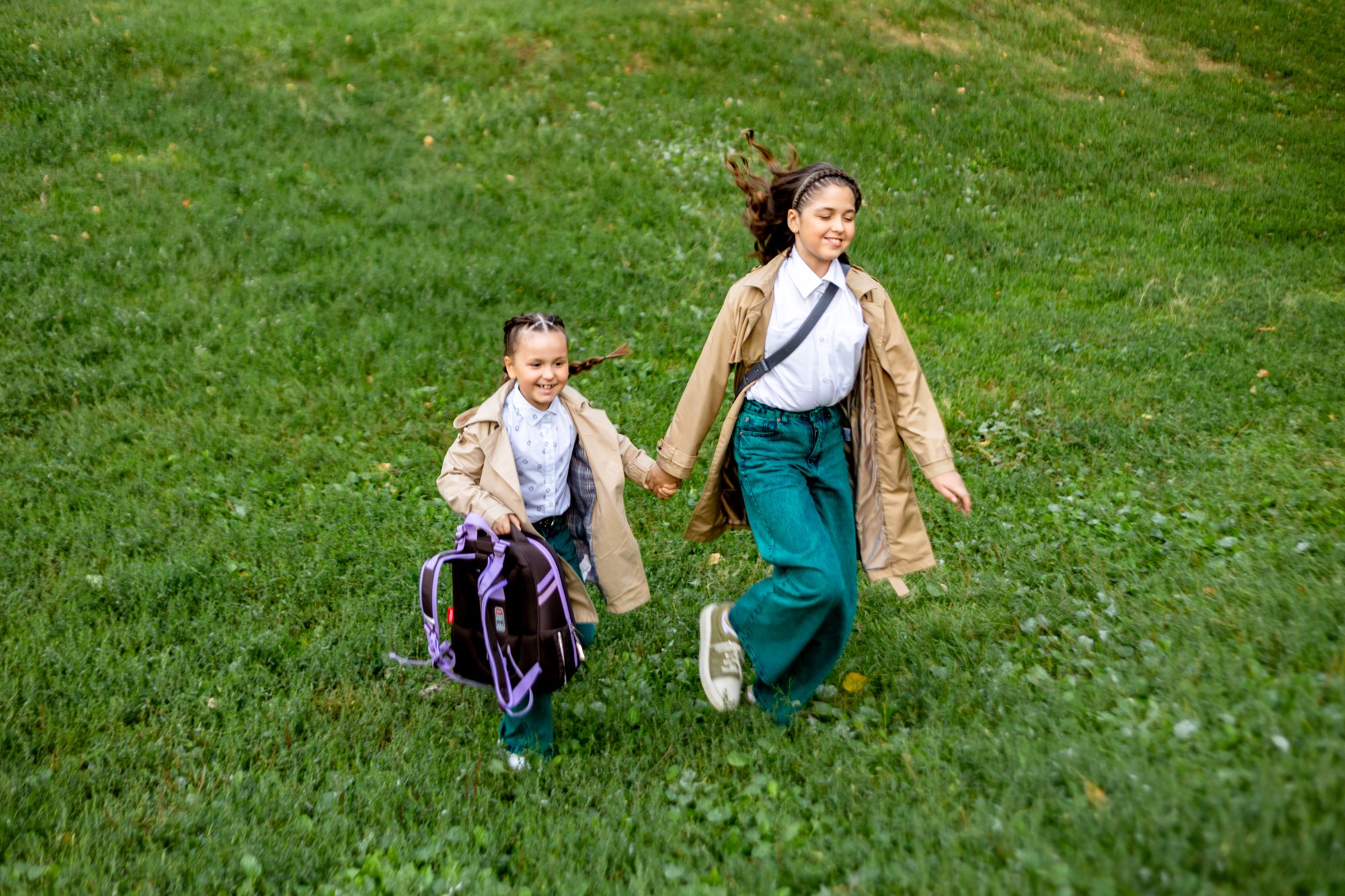 Элина и Аделина идут в школу. Фотограф в Оренбурге. Профессиональный фотограф
