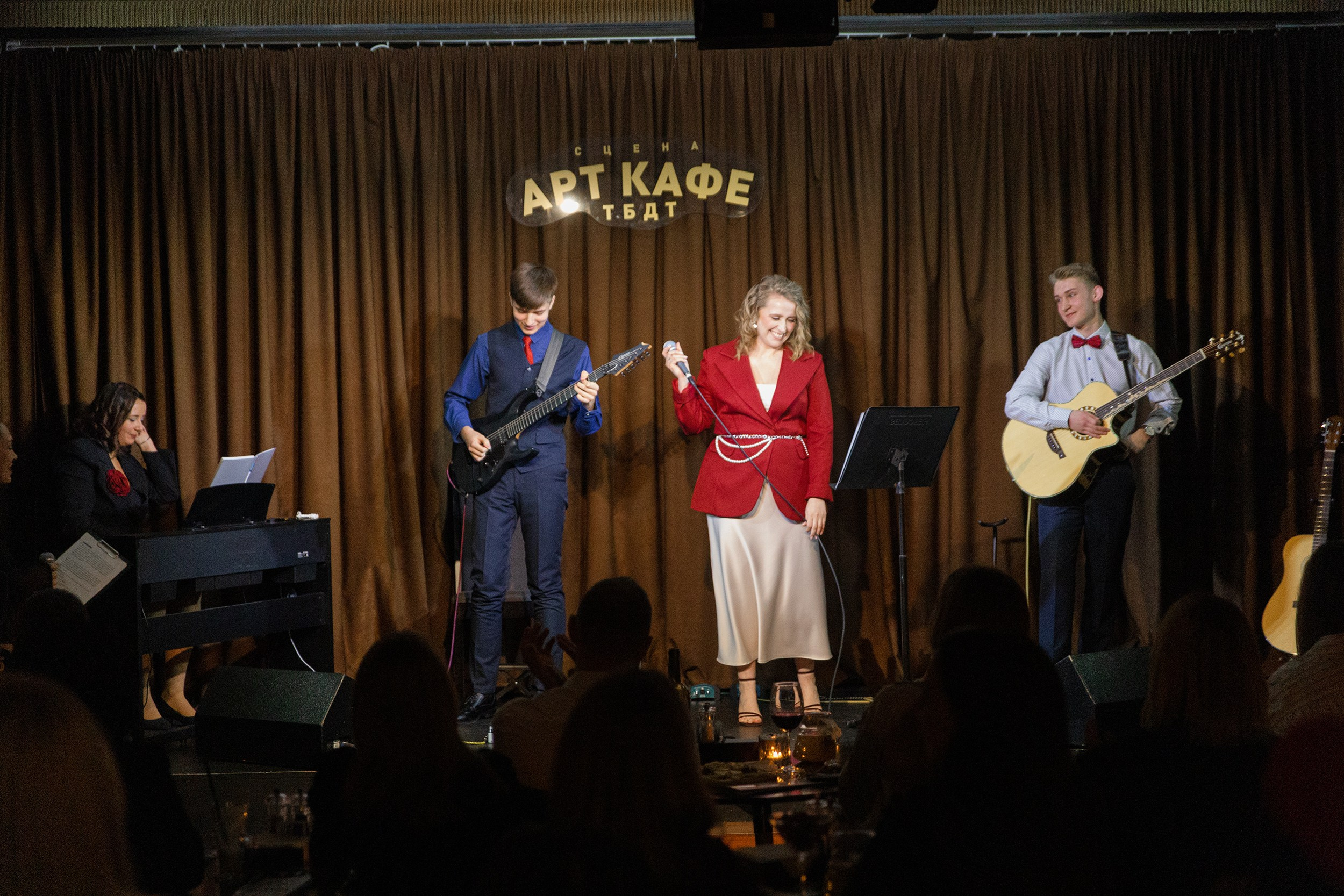 Выступление YOLO band в арт кафе. Фотограф Тюмень