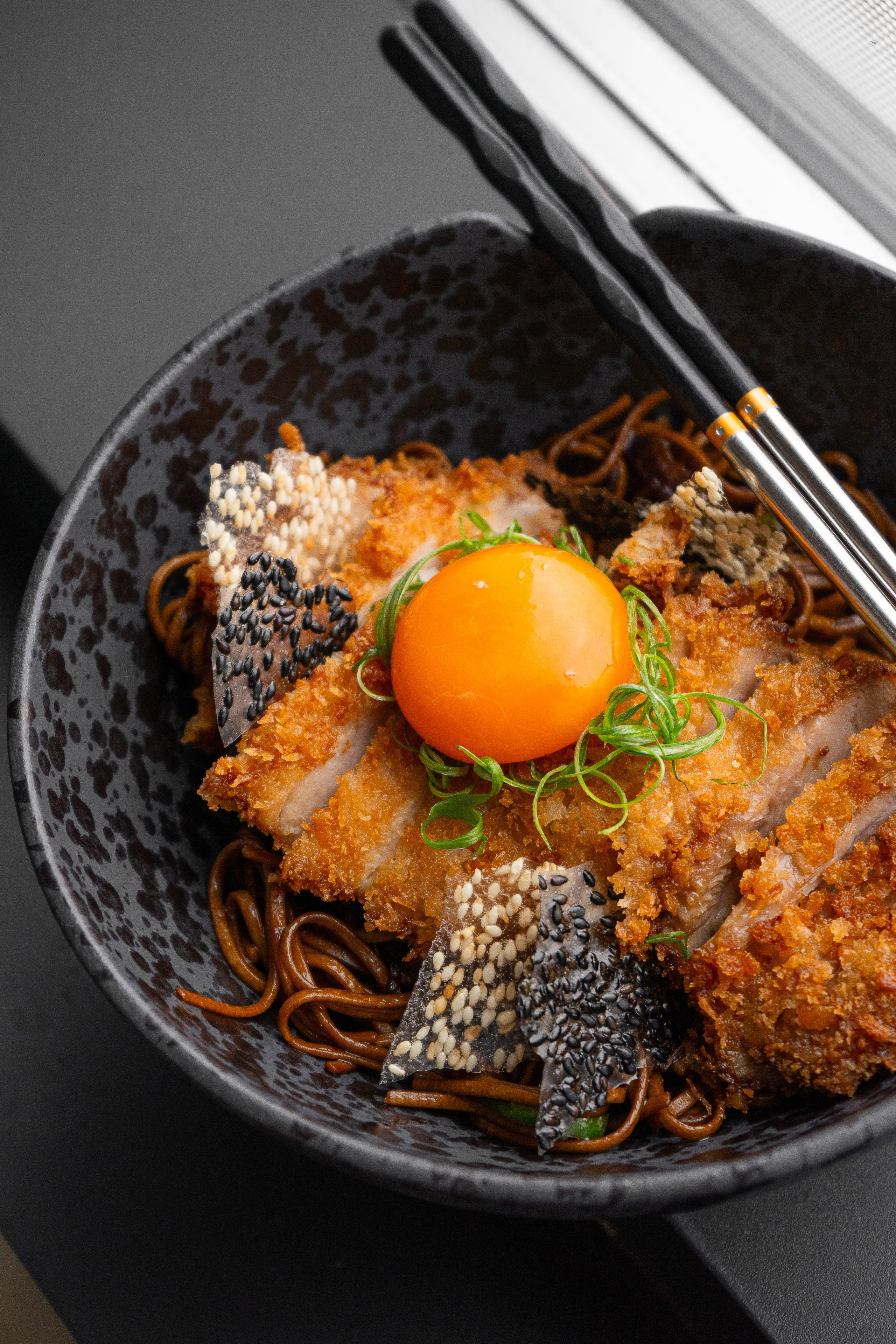 Соба с хрустящим цыплёнком и маринованным желтком, ресторан паназиатской кухни Golden Birds