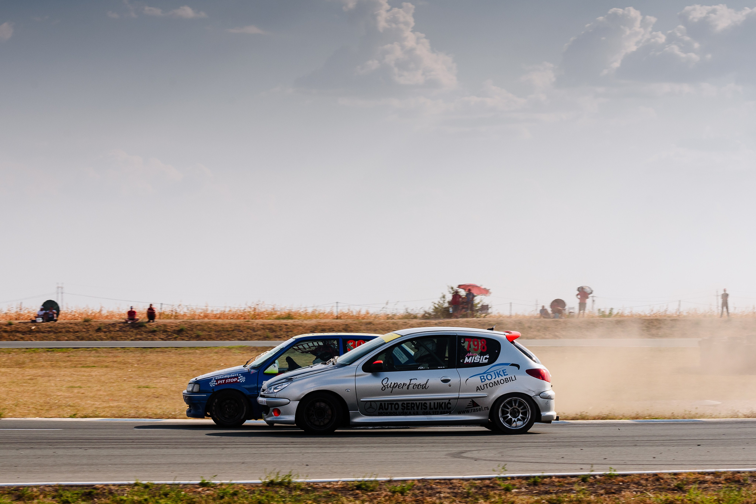 Национальный чемпионат Сербии, Кольцевые гонки, трасса Навак, Сербия, 2024. Две машины борются за позицию