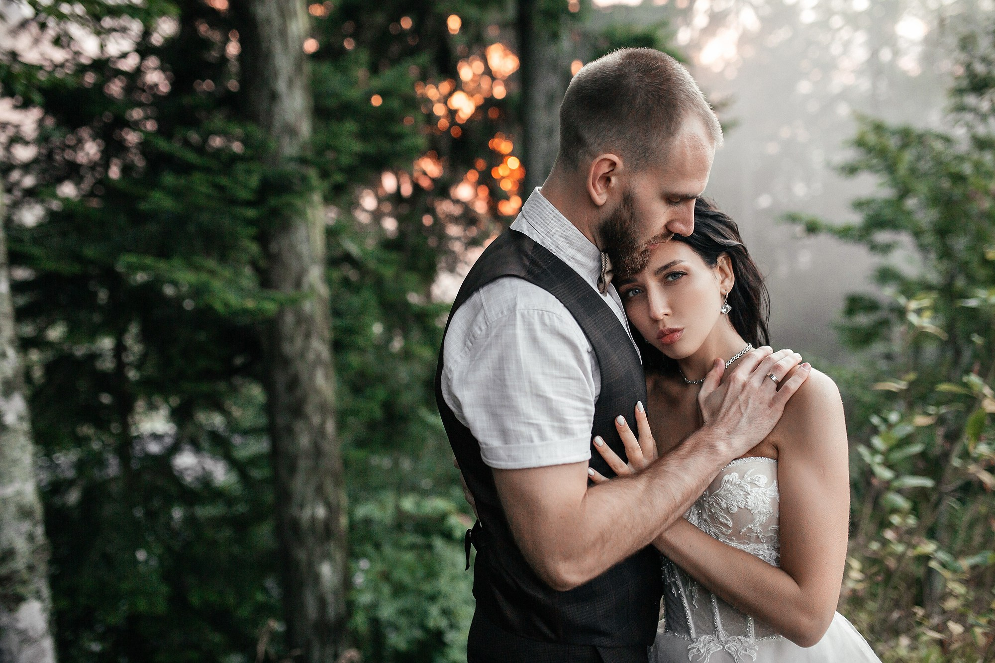 свадебная пара фон леса