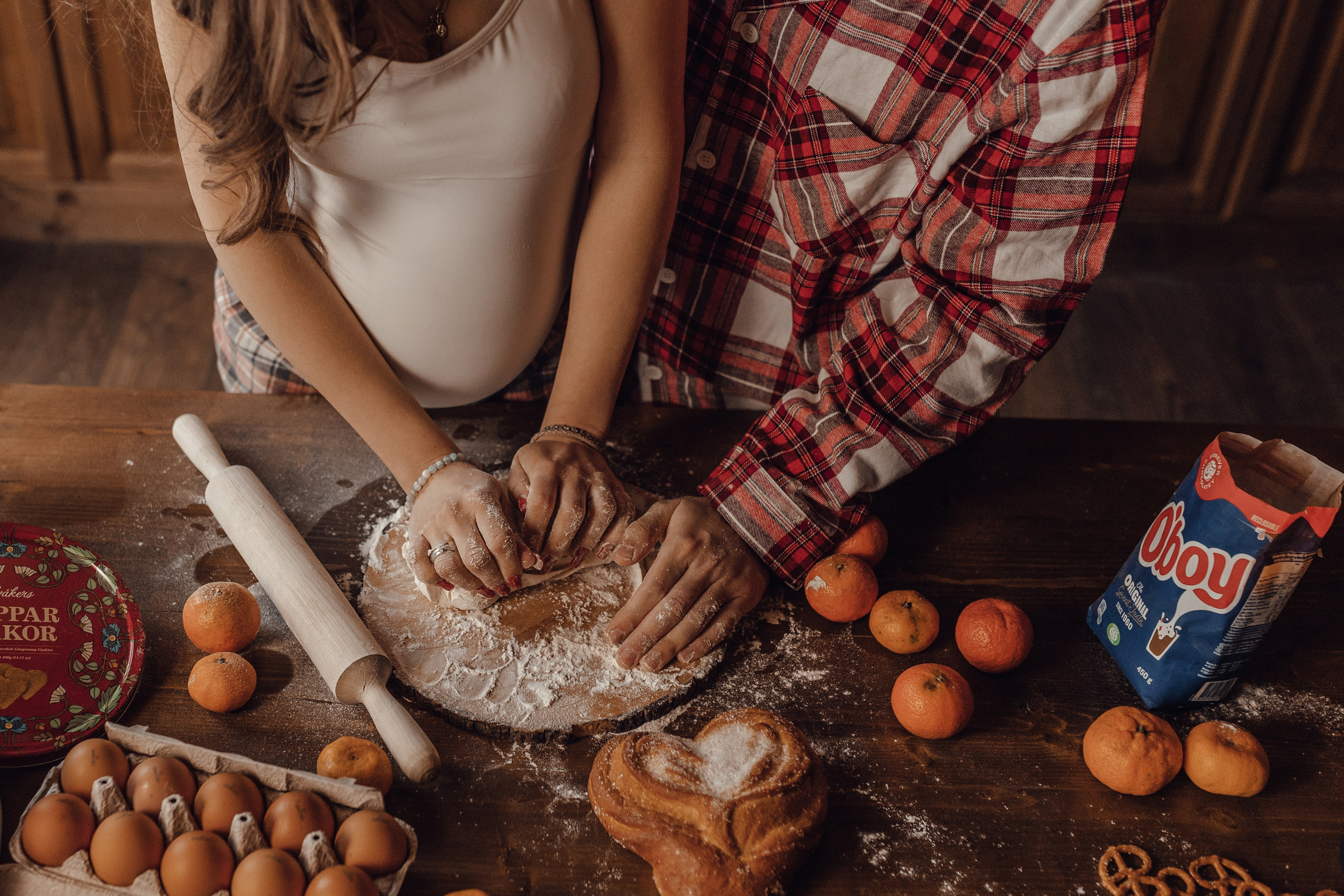 новогодняя фотосессия на кухне с мукой и тестом в студии мимика шале