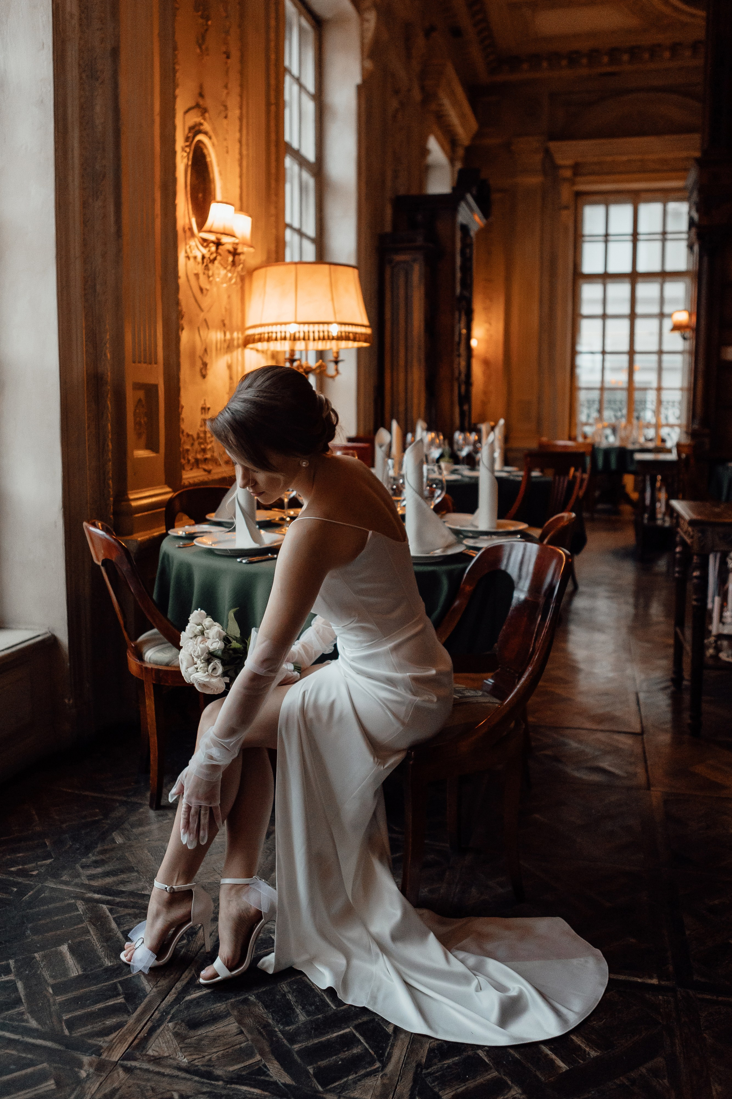 Свадебная фотосессия в Кафе Пушкинъ. Свадебный фотограф в Москве Дарья Олендарёва