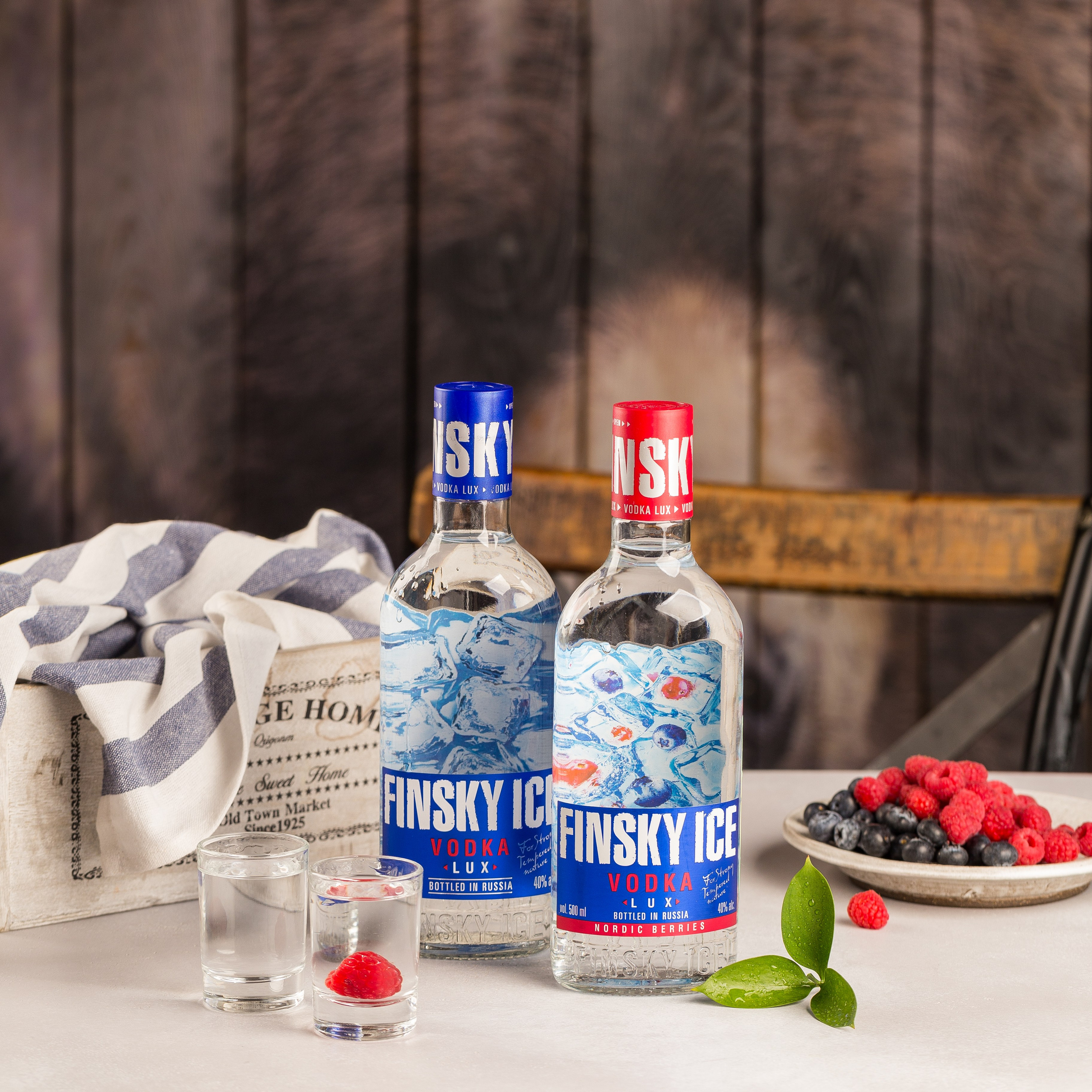 Фотография ягодной водки для баннера.