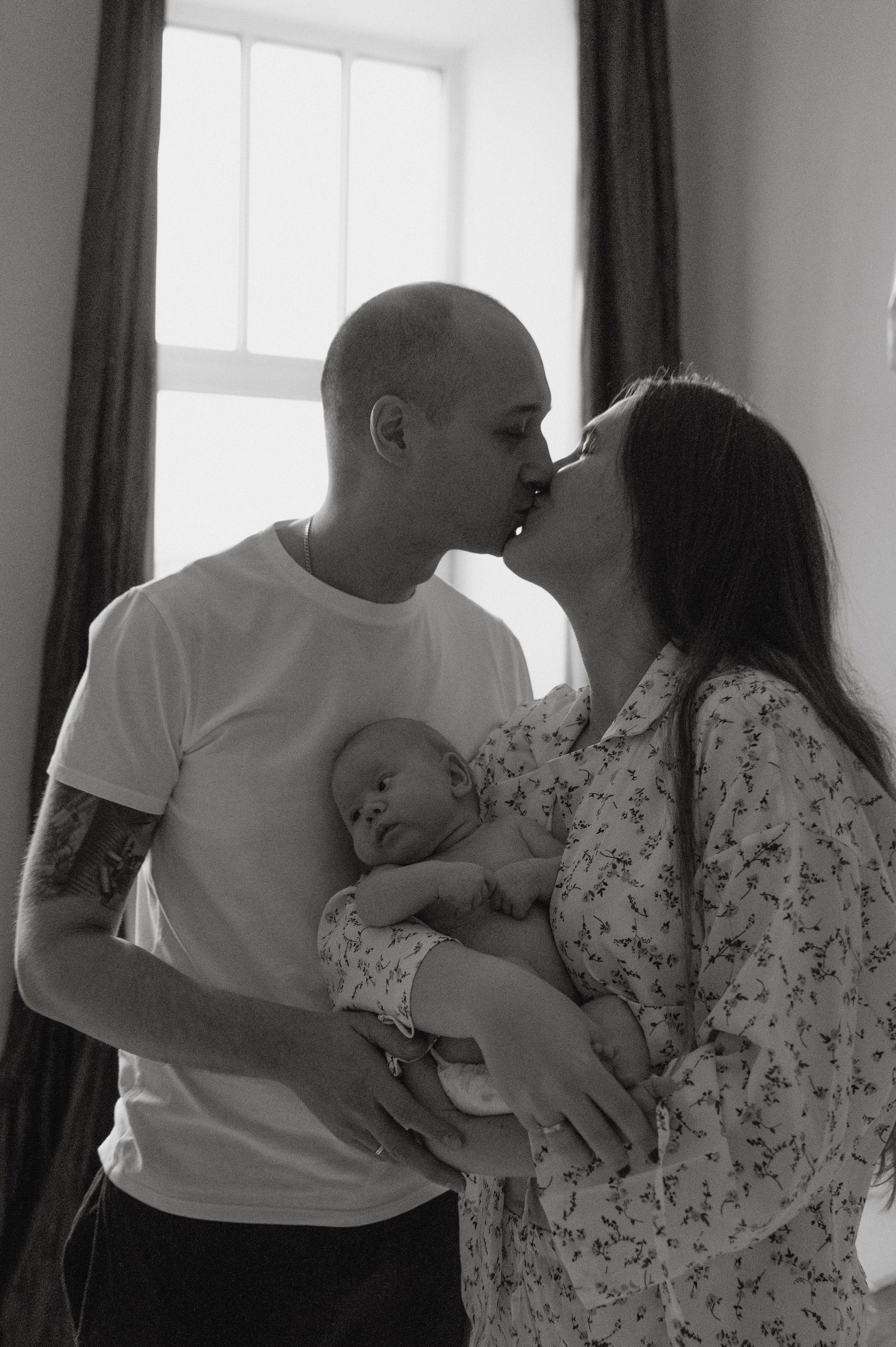 Семейная домашняя фотосессия. Профессиональный фотограф беременности в СПБ. Стильные фотосессии беременности в стиле минимализм и классическая фотография