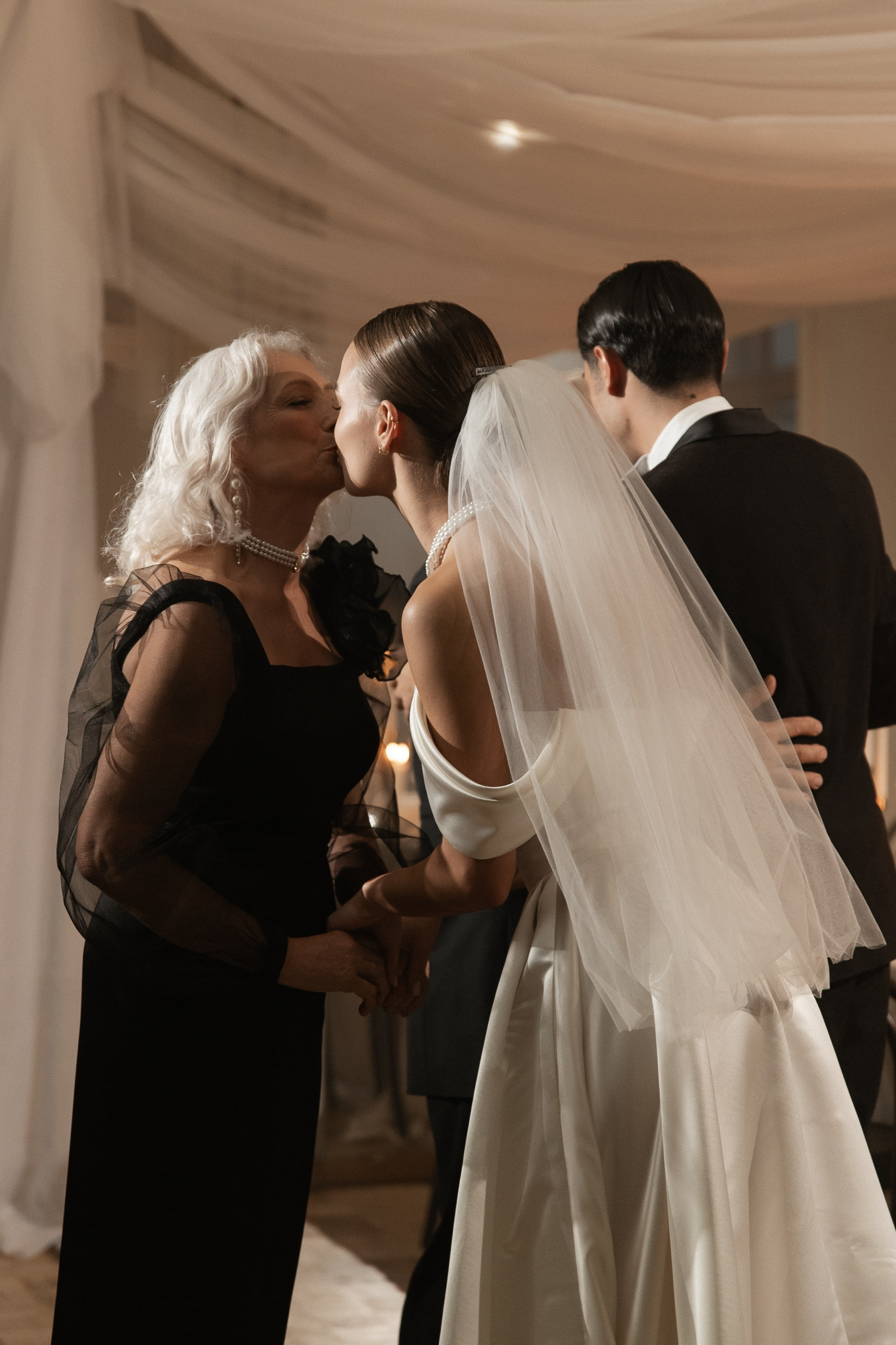 Камерный свадебный ужин при свечах в старинном особняке в фотостудии 21. Kult. Ярослава Ерина — свадебный фотограф в Москве