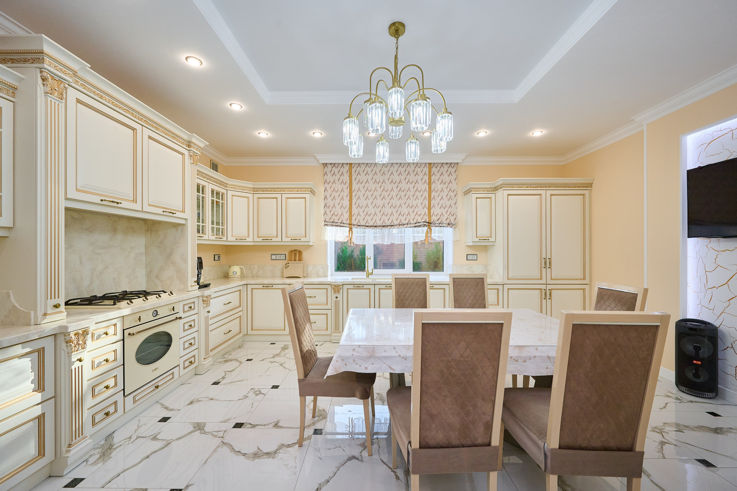 бежевые обои кухня бежевые шкафы белый стол коричневые стулья 