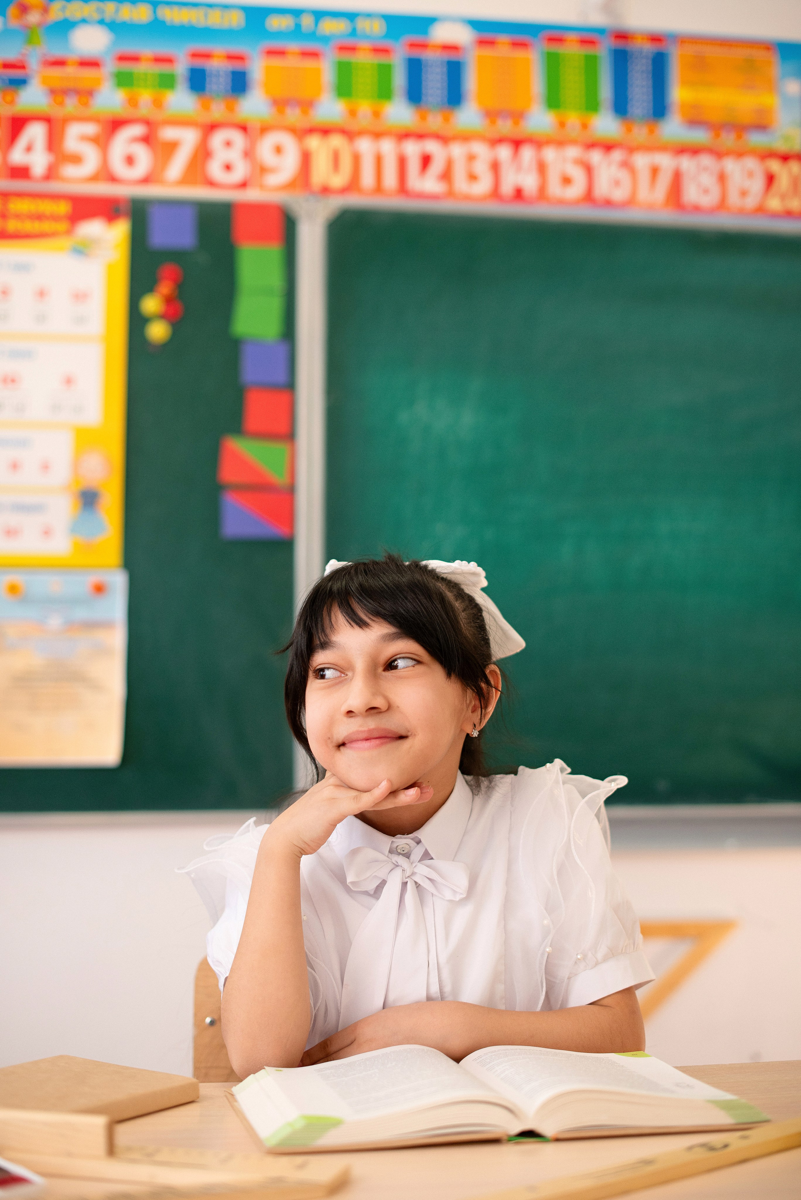 Профессиональная фотография ученика средней школы города Сургут, качественная съемка для школьного альбома, выпускник 2026 года.