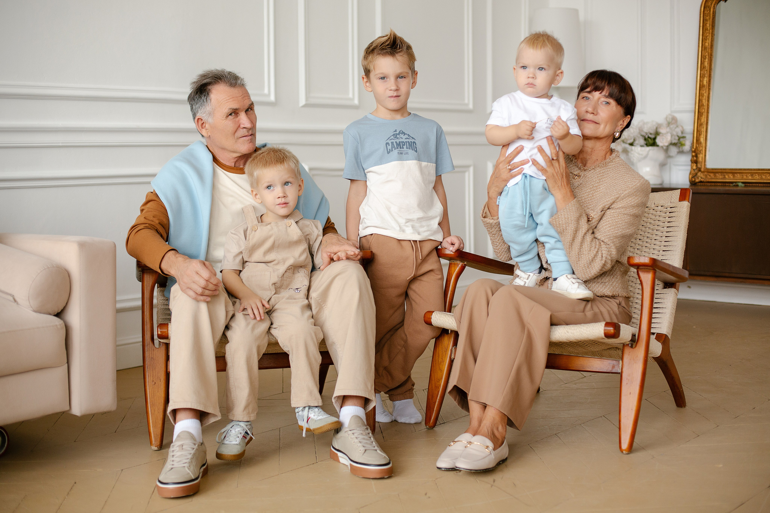 Фотосессия большой семьи в студии